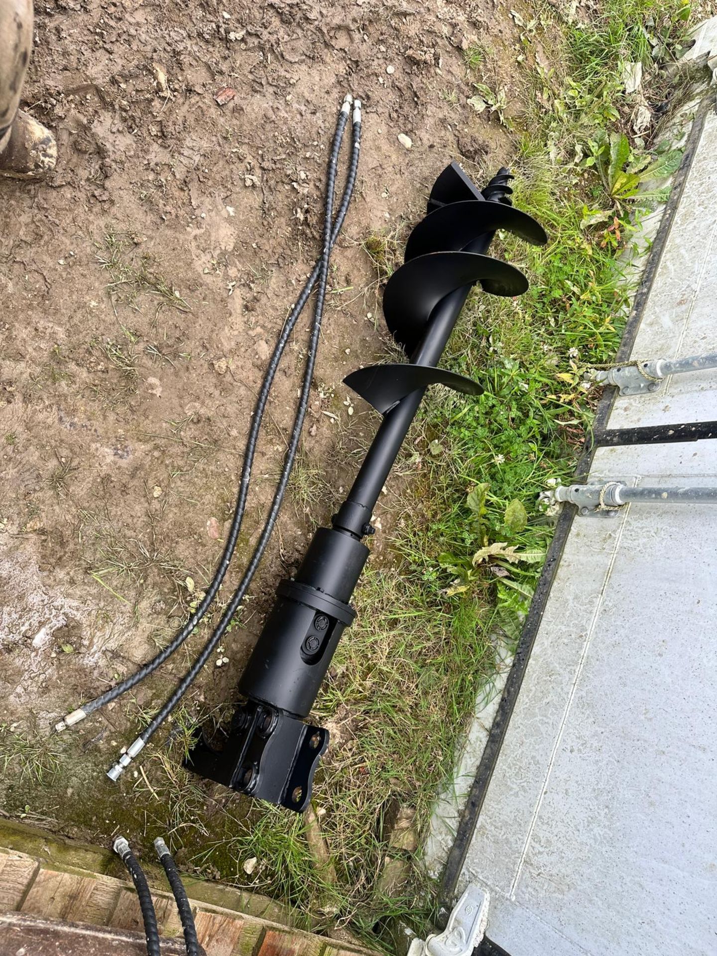 NEW/UNUSED HYDRAULIC POSTHOLE BORER AND 12” AUGER BIT *PLUS VAT* - Image 2 of 7