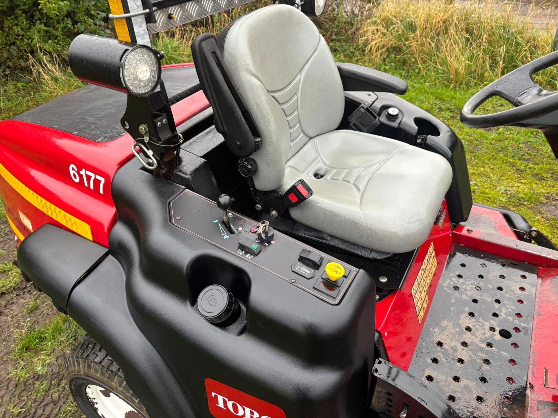 JJ -2014 TORO GROUNDMASTER 360 RIDE ON LAWN MOWER *PLUS VAT* RUNS DRIVES AND CUTS 4 WHEEL STEER - Bild 10 aus 14