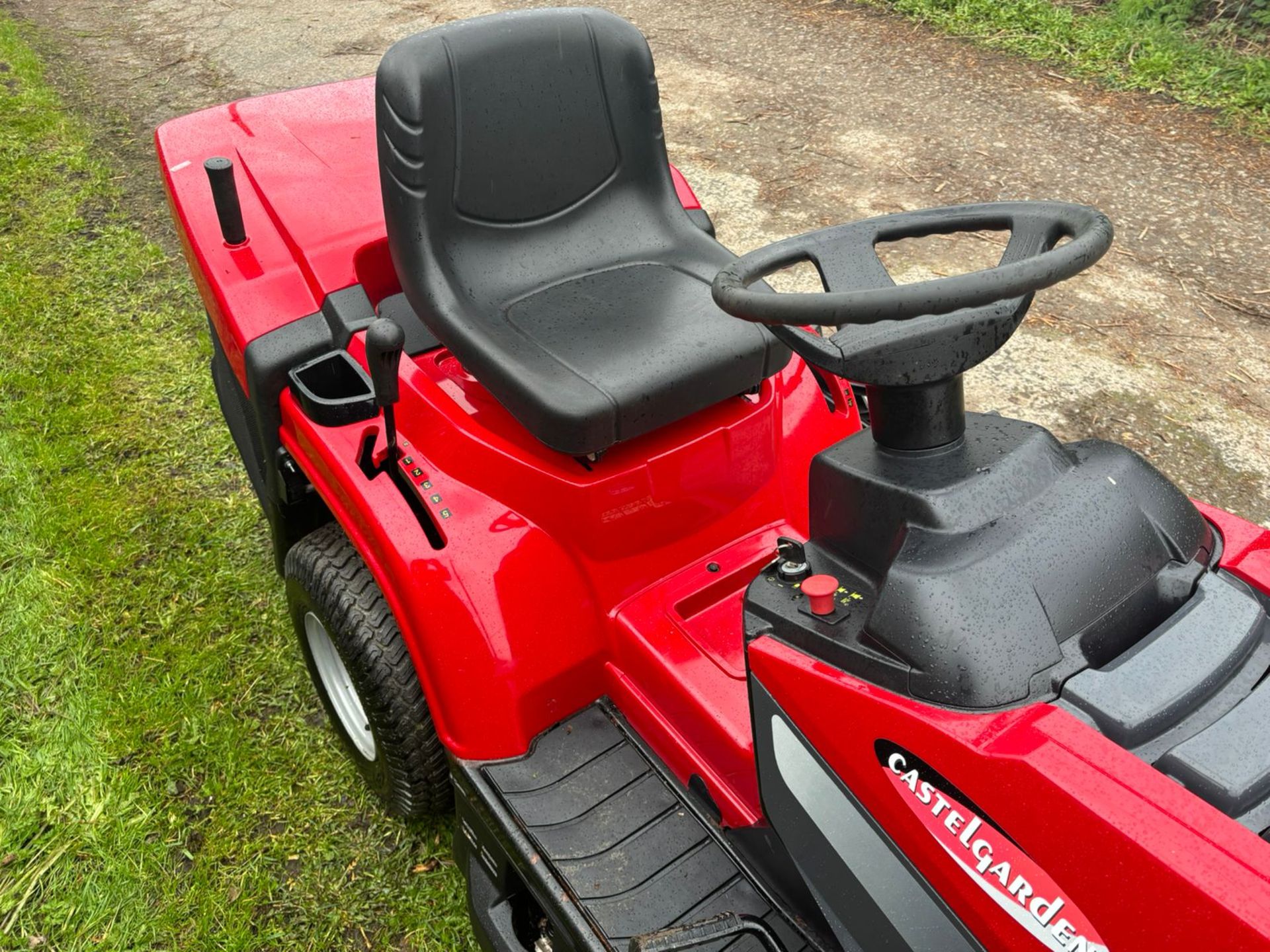 2017 CASTEL GARDEN XDC140 RIDE ON MOWER WITH REAR COLLECTOR *PLUS VAT* - Image 12 of 18