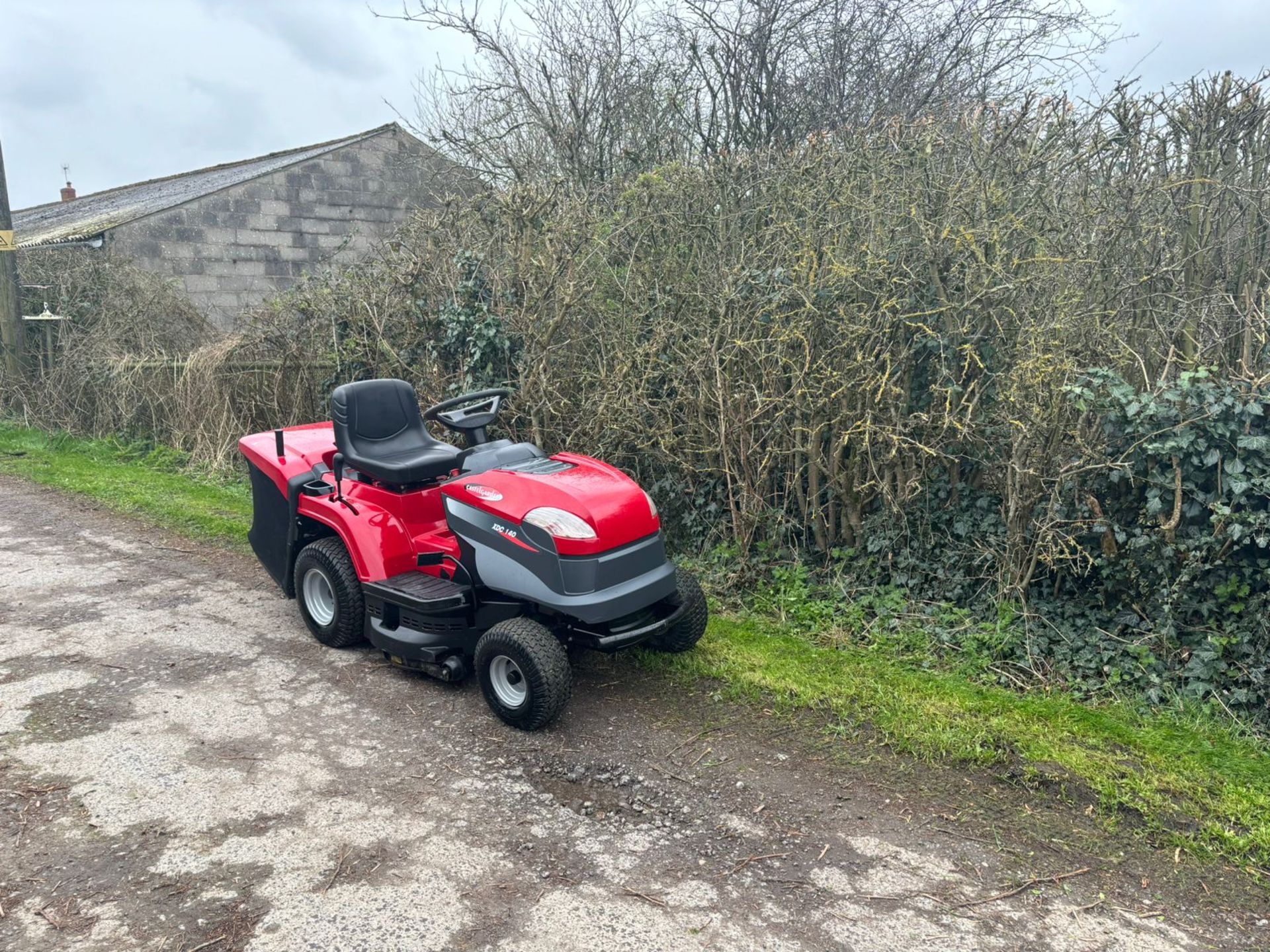 2017 CASTEL GARDEN XDC140 RIDE ON MOWER WITH REAR COLLECTOR *PLUS VAT* - Image 11 of 18