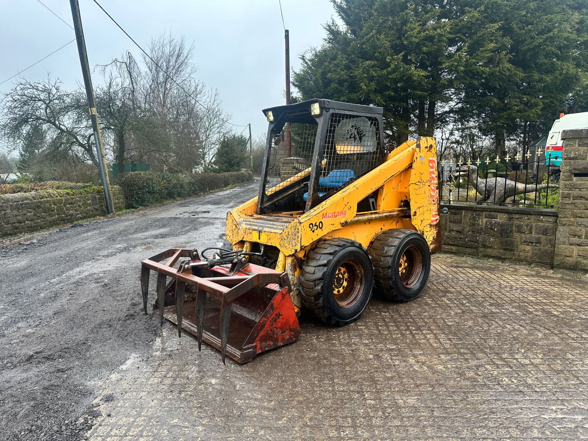 MUSTANG 960 WHEELED SKIDSTEER LOADER WITH MUCK GRAB *PLUS VAT* - Image 5 of 13