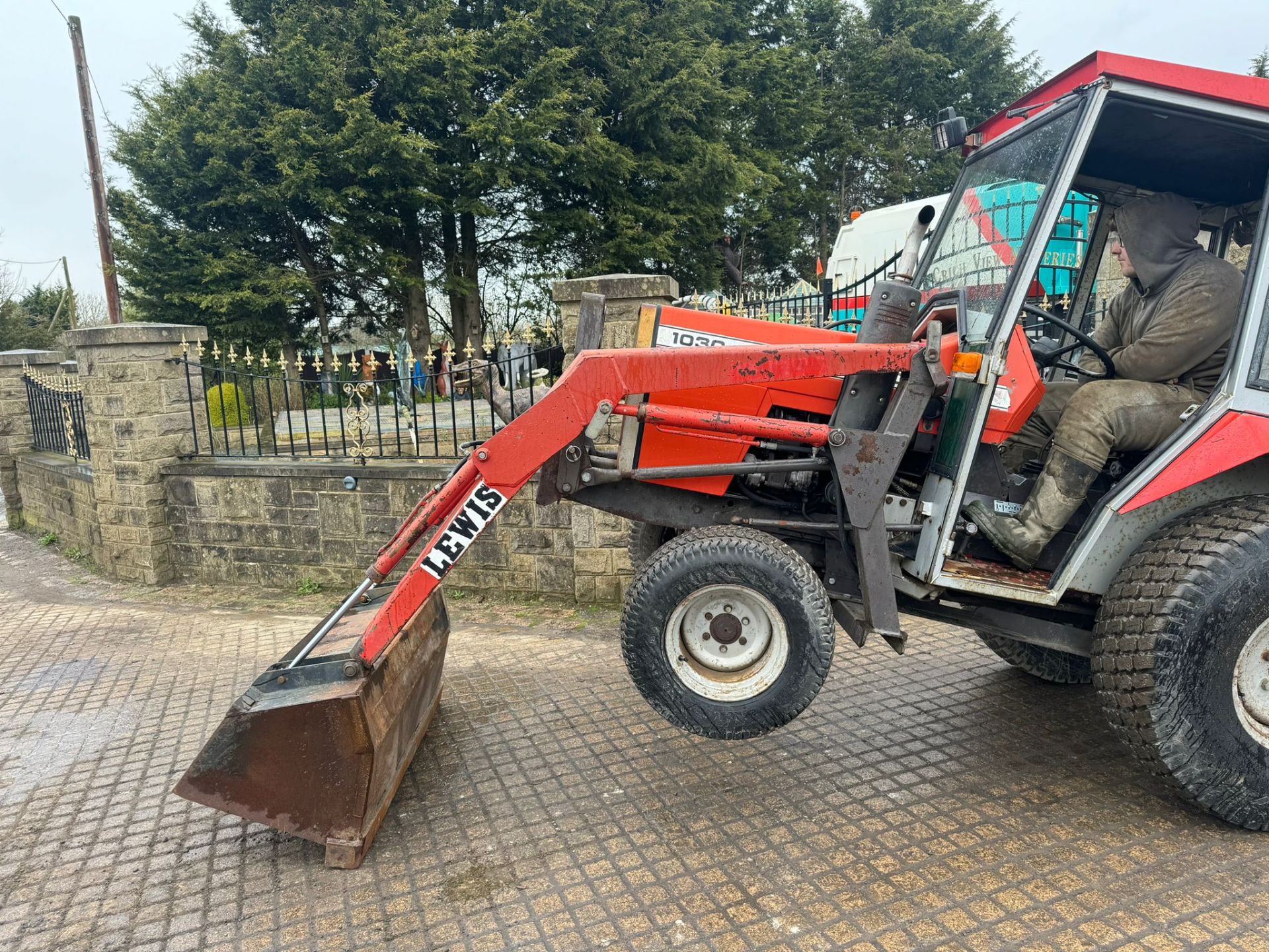 MASSEY FERGUSON 1030 26HP 4WD COMPACT TRACTOR WITH LEWIS LOADER AND BUCKET *PLUS VAT* - Image 10 of 13