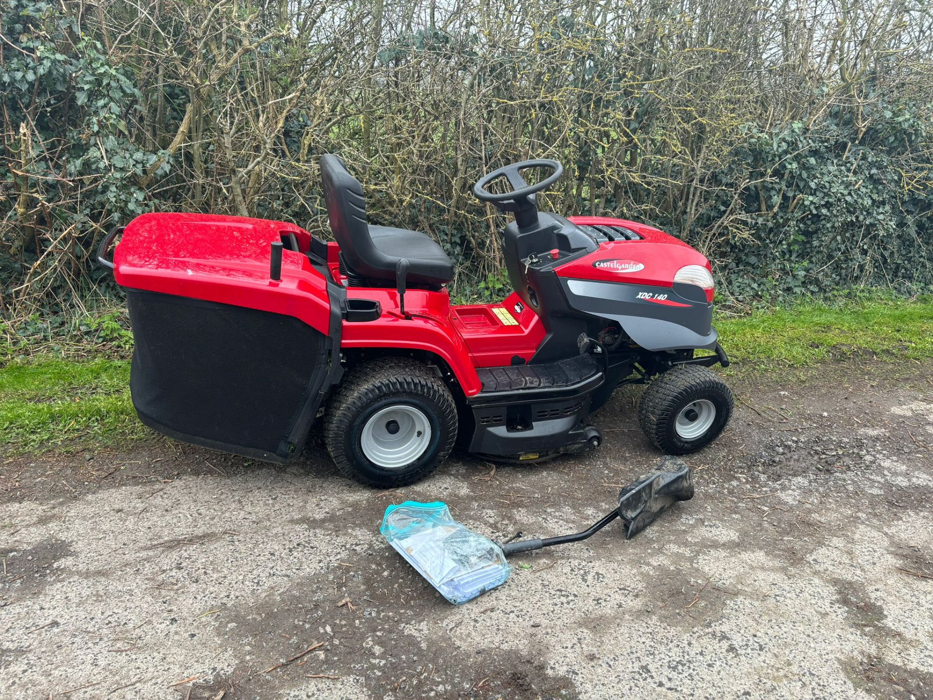 2017 CASTEL GARDEN XDC140 RIDE ON MOWER WITH REAR COLLECTOR *PLUS VAT* - Image 8 of 18