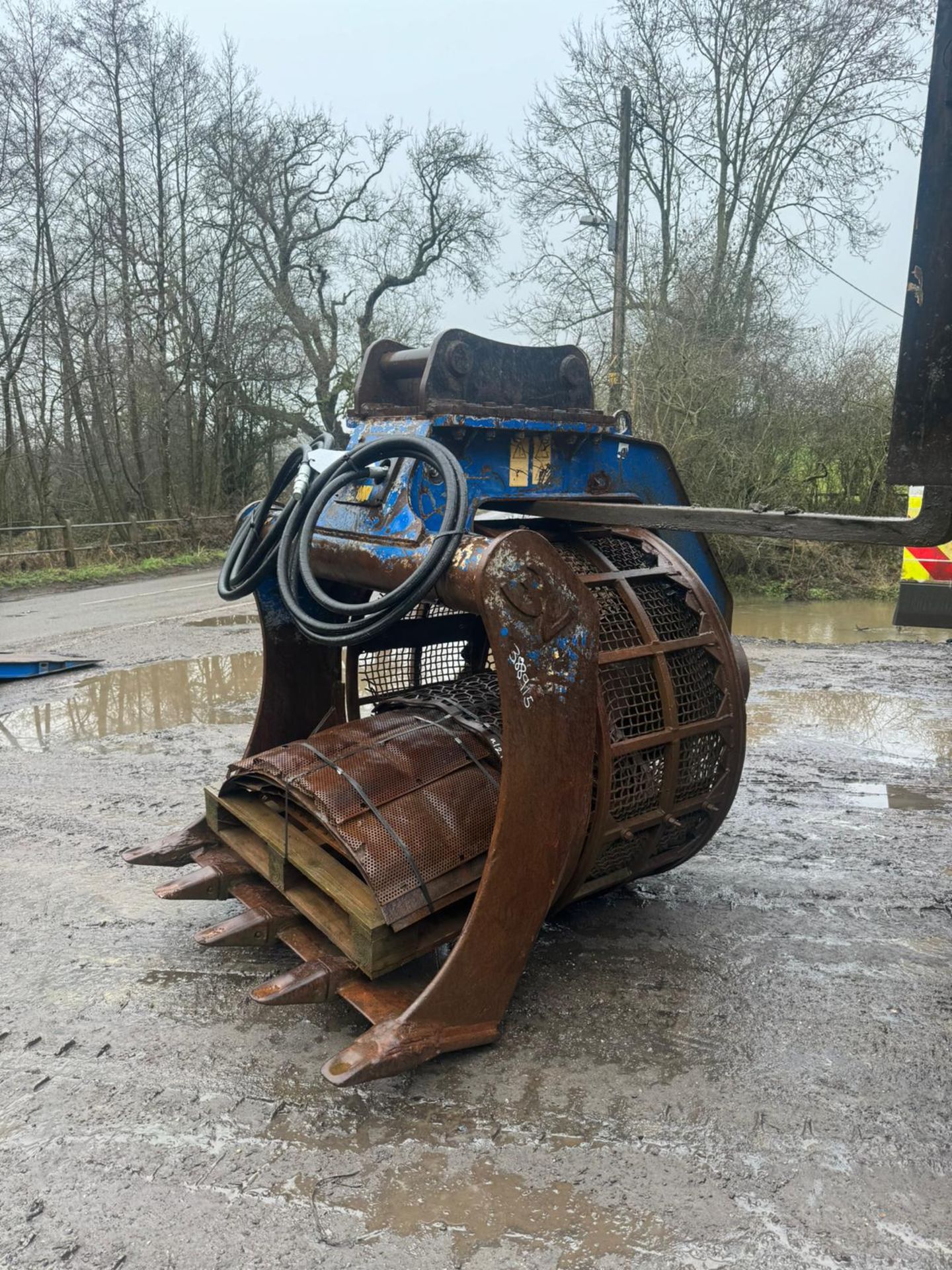 TREVI-BENNE 54” HYDRAULIC SCREENING BUCKET WITH TEETH *PLUS VAT* - Image 2 of 9