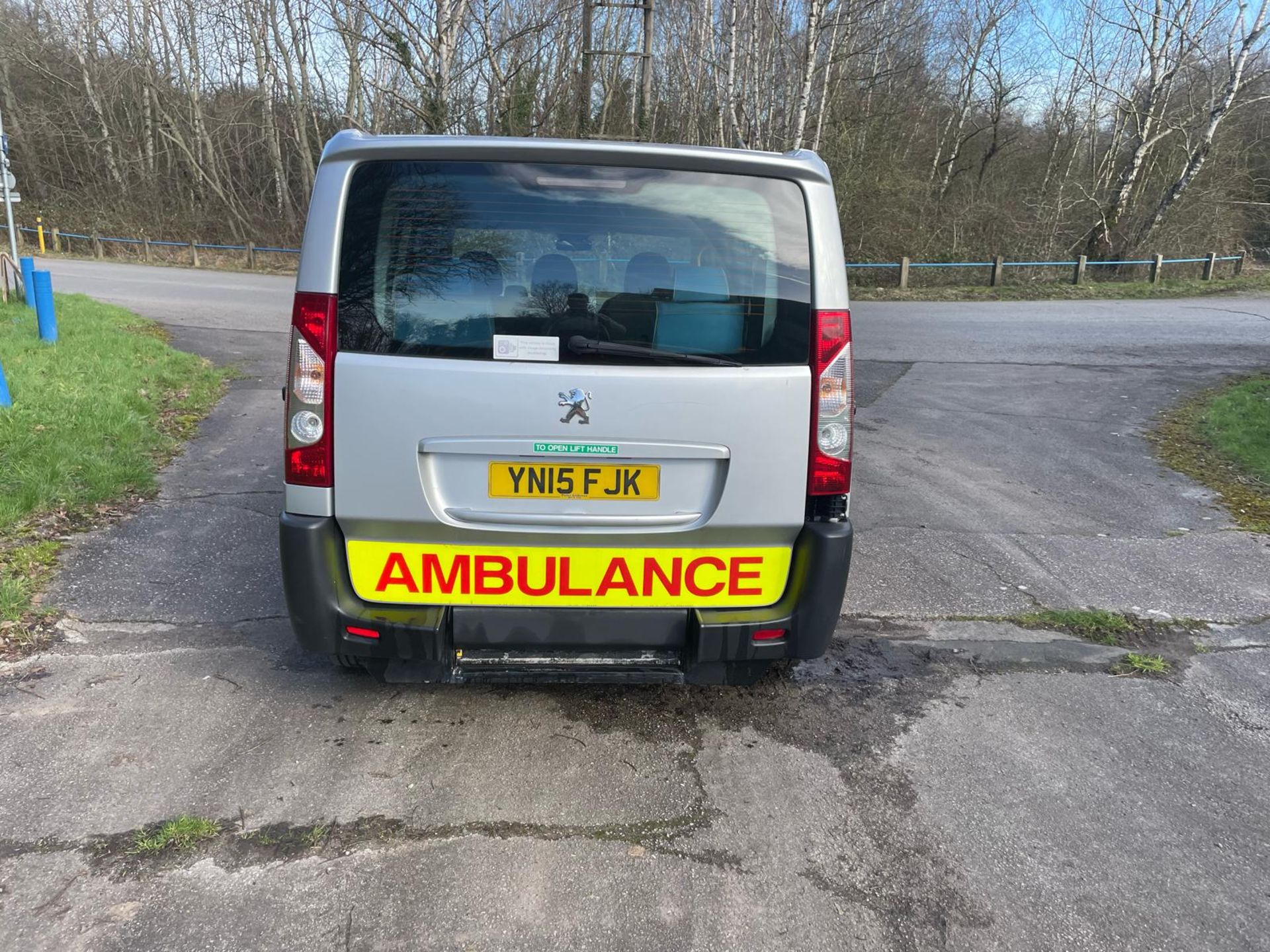(AMBULANCE) DISABLED VEHICLE WITH RAMP! 2015/15 REG PEUGEOT EXPERT TEPEE COMFORT L1 HDI 2.0 DIESEL - Image 5 of 27