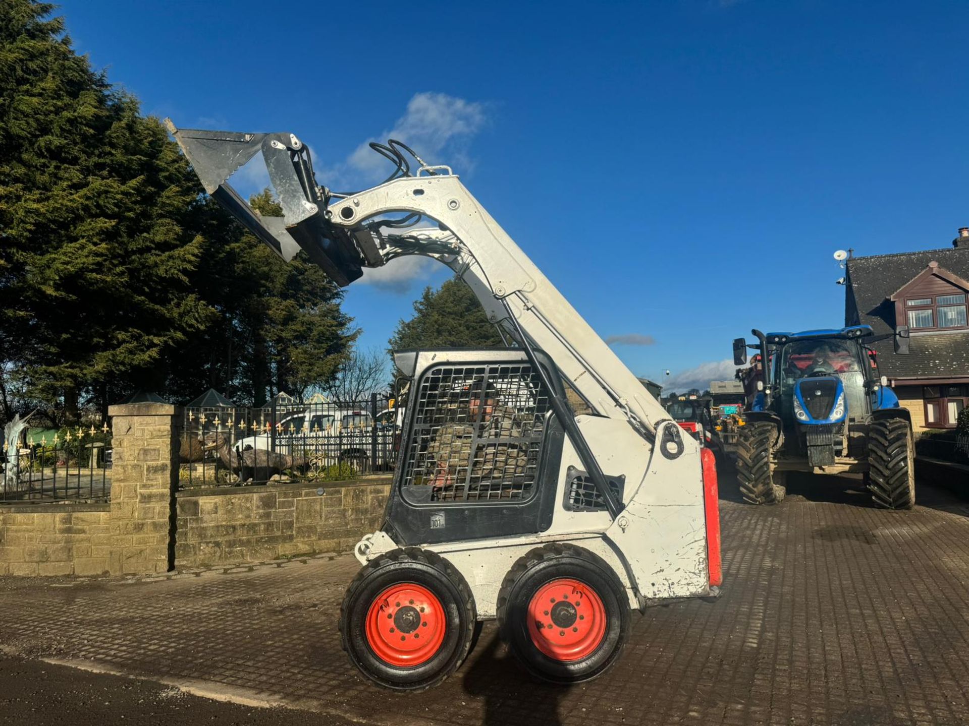 2015 BOBCAT S450 WHEELED SKIDSTEER LOADER WITH 65 INCH 4 IN 1 BUCKET *PLUS VAT* - Image 14 of 14