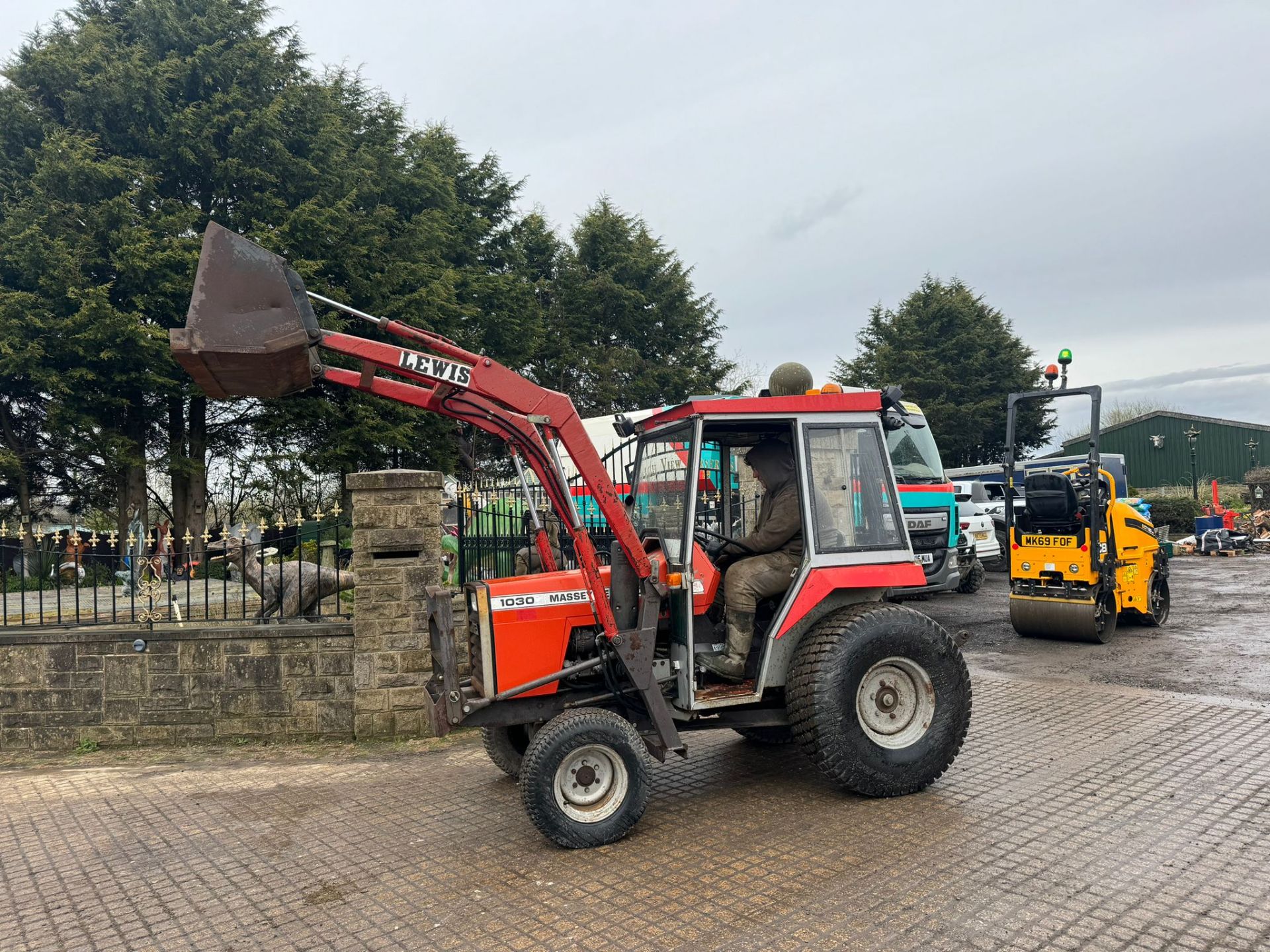 MASSEY FERGUSON 1030 26HP 4WD COMPACT TRACTOR WITH LEWIS LOADER AND BUCKET *PLUS VAT* - Image 4 of 13