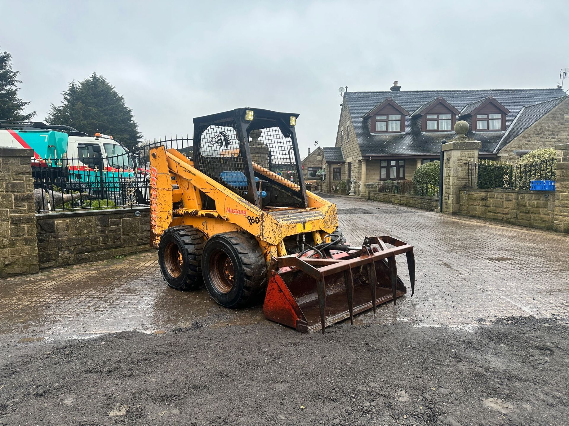 MUSTANG 960 WHEELED SKIDSTEER LOADER WITH MUCK GRAB *PLUS VAT*