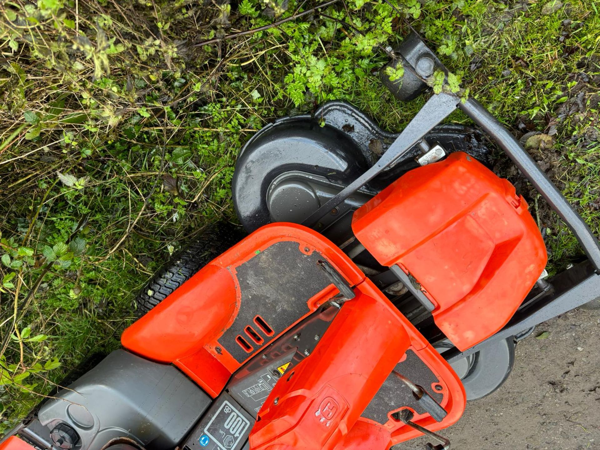 HUSQVARNA R18 AWD OUTFRONT RIDE ON LAWN MOWER *PLUS VAT* - Image 18 of 18