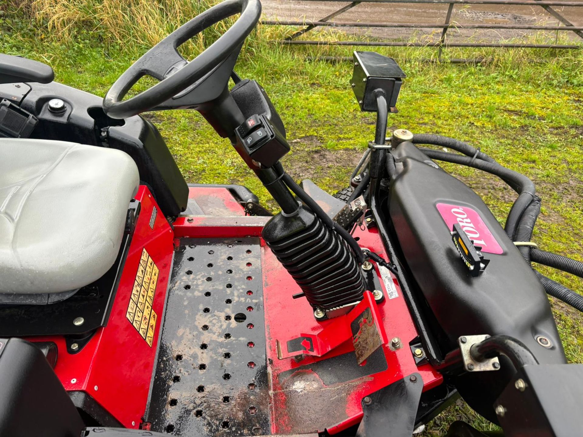 JJ -2014 TORO GROUNDMASTER 360 RIDE ON LAWN MOWER *PLUS VAT* RUNS DRIVES AND CUTS 4 WHEEL STEER - Image 11 of 14