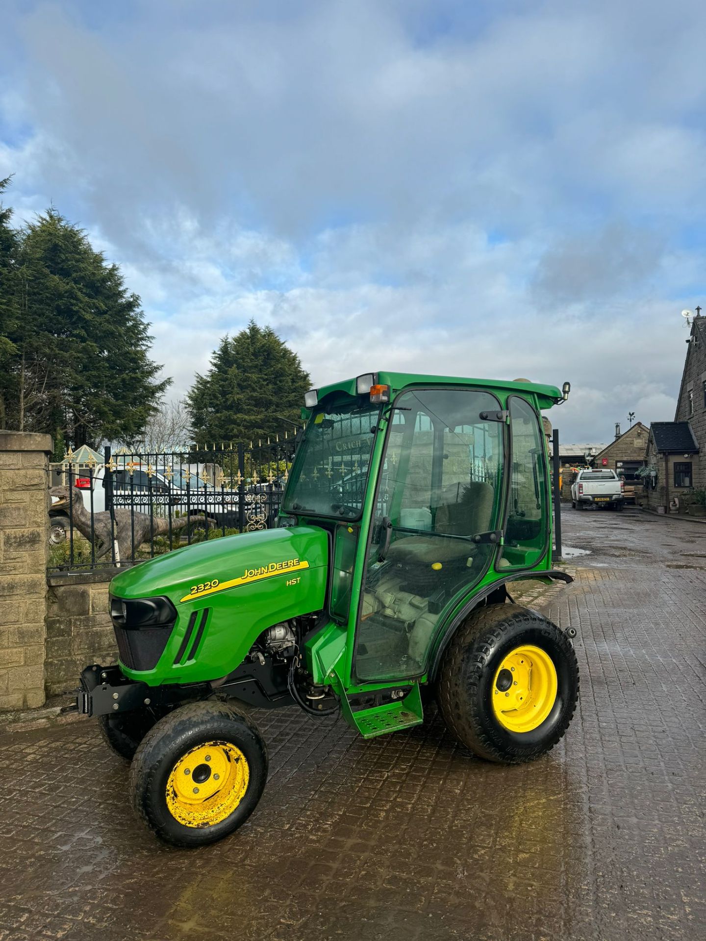 JOHN DEERE 2320 23HP 4WD COMPACT TRACTOR *PLUS VAT* - Image 2 of 14