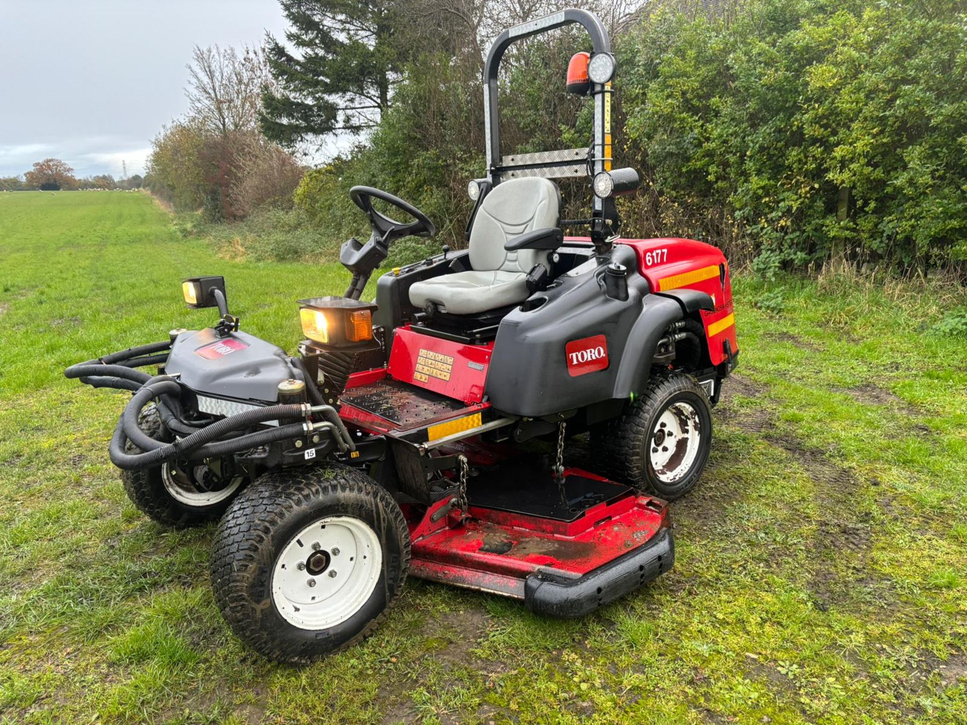 JJ -2014 TORO GROUNDMASTER 360 RIDE ON LAWN MOWER *PLUS VAT* RUNS DRIVES AND CUTS 4 WHEEL STEER - Bild 4 aus 14