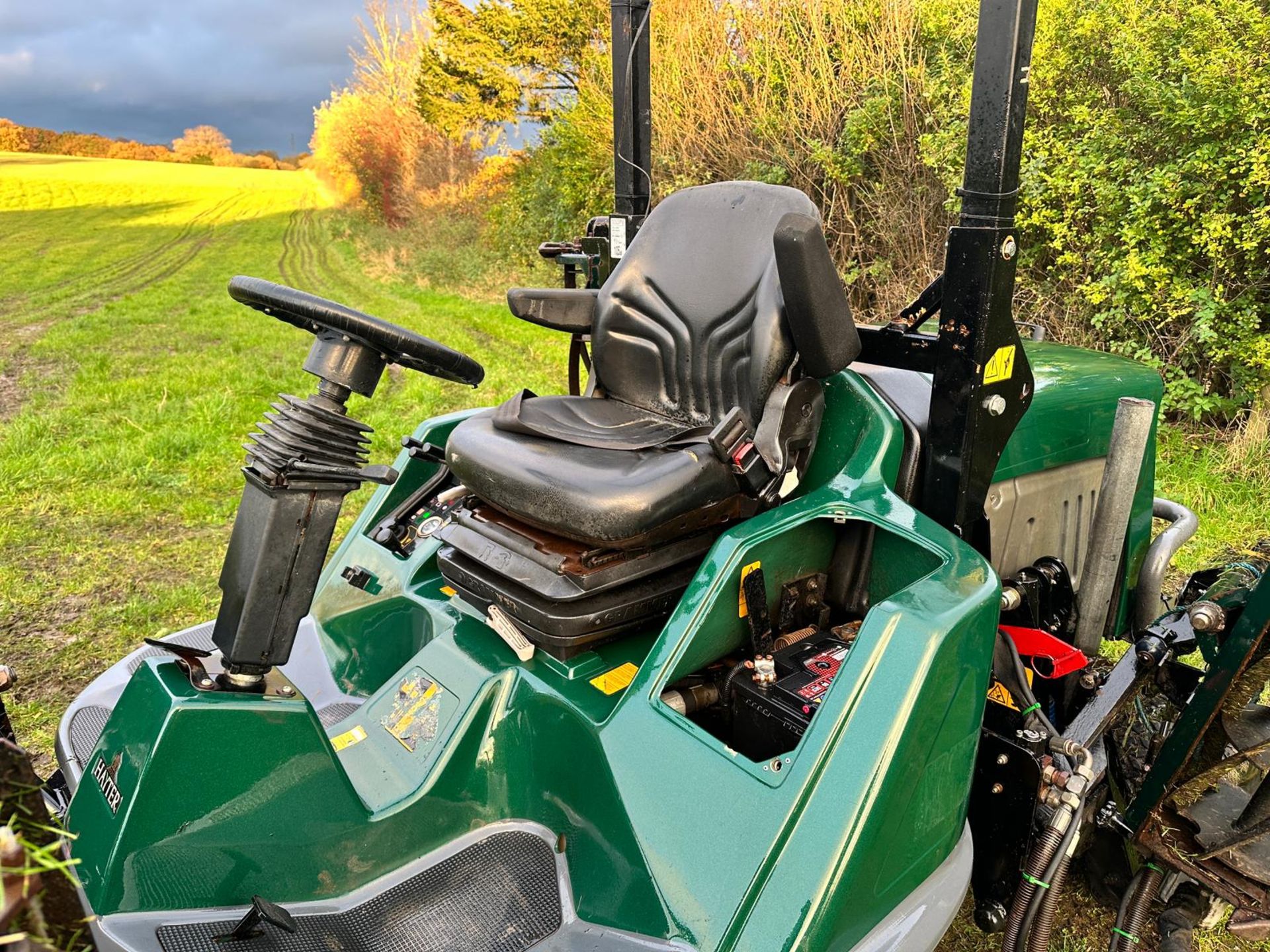 2009 HAYTER T424 4WD 5 GANG RIDE ON CYLINDER MOWER *PLUS VAT* - Image 7 of 10