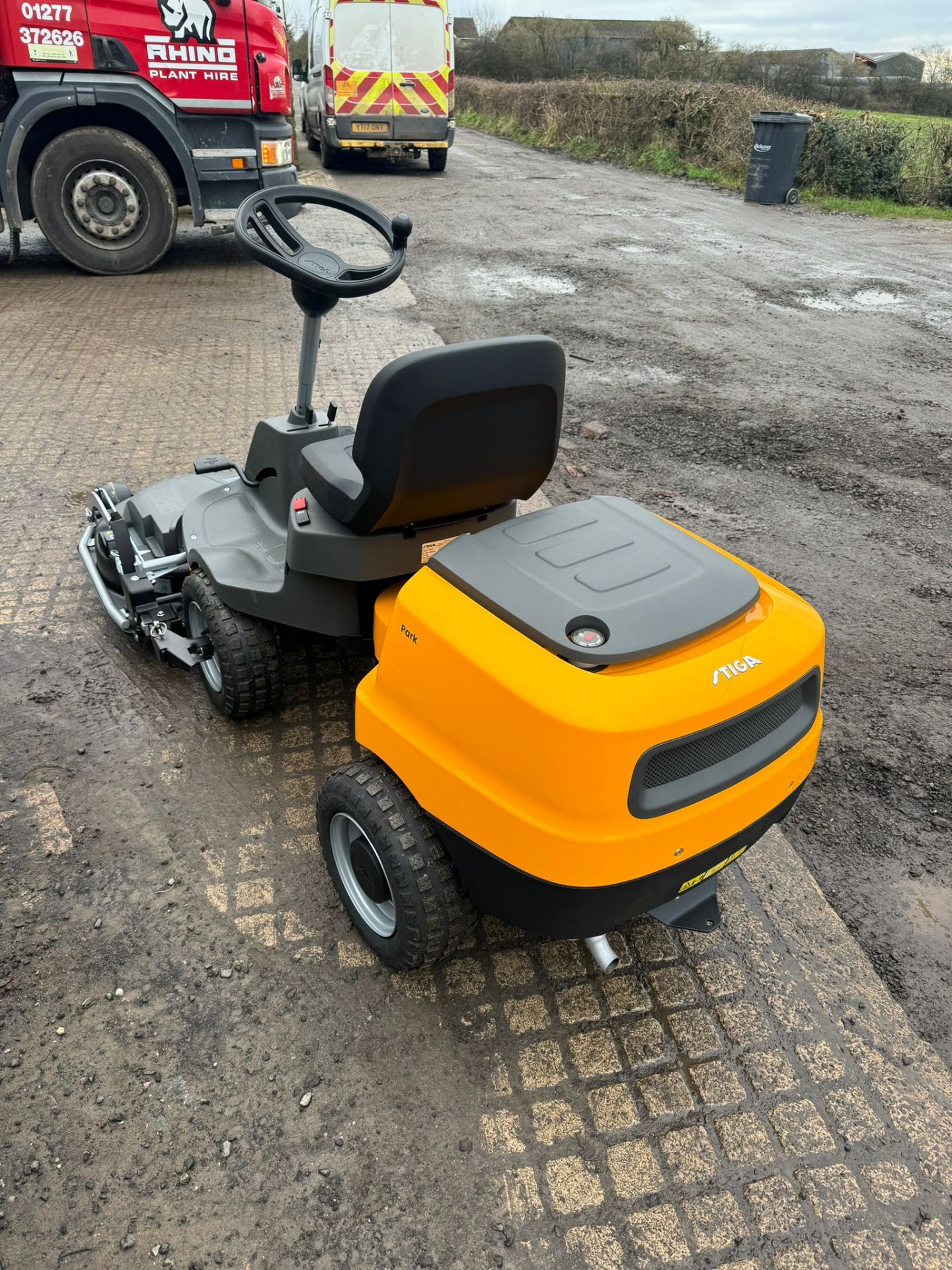 NEW/UNUSED STIGA ESSENTIAL PARK 300 RIDE ON LAWN MOWER *PLUS VAT* - Bild 12 aus 18