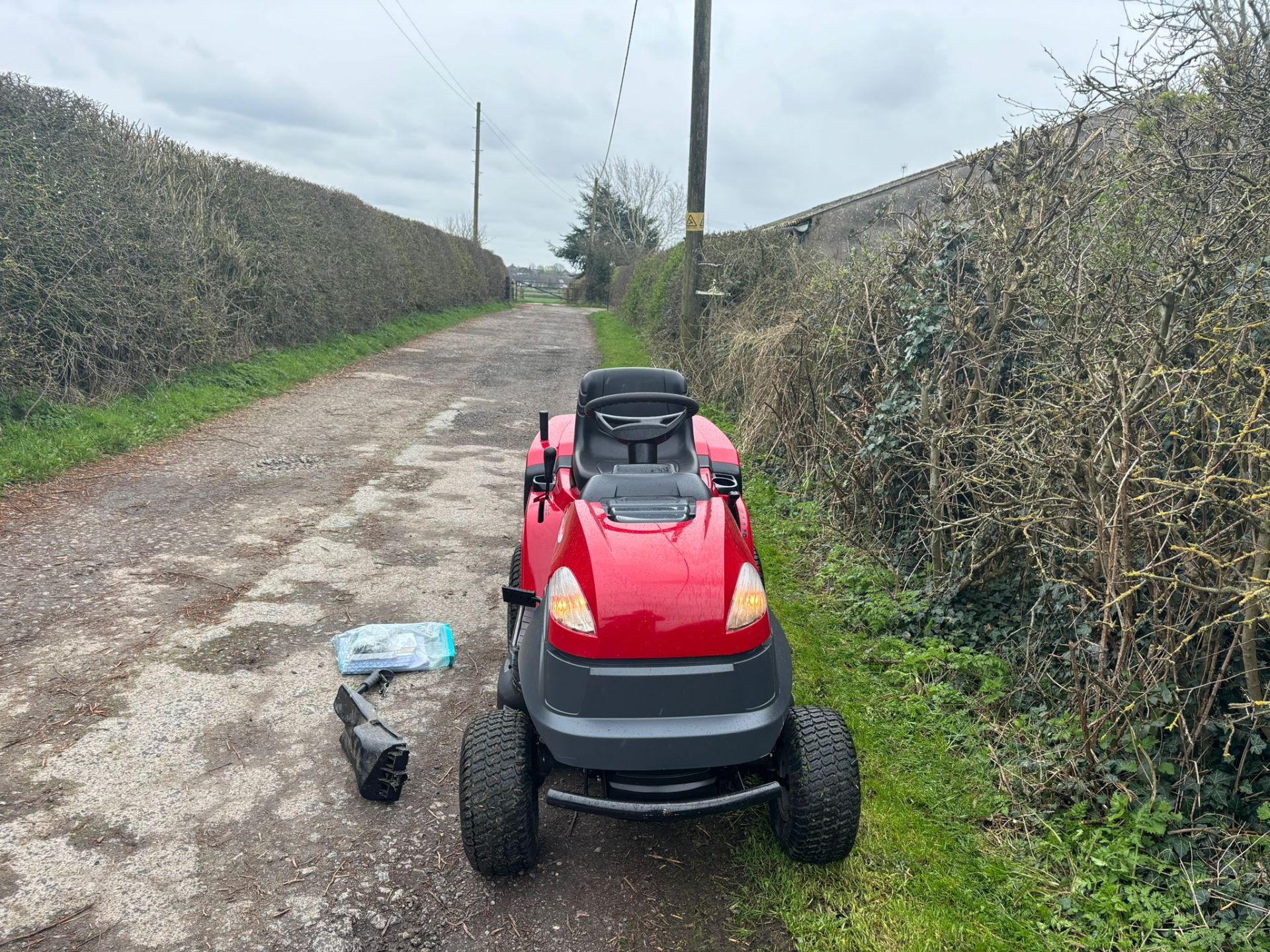 2017 CASTEL GARDEN XDC140 RIDE ON MOWER WITH REAR COLLECTOR *PLUS VAT* - Image 2 of 18