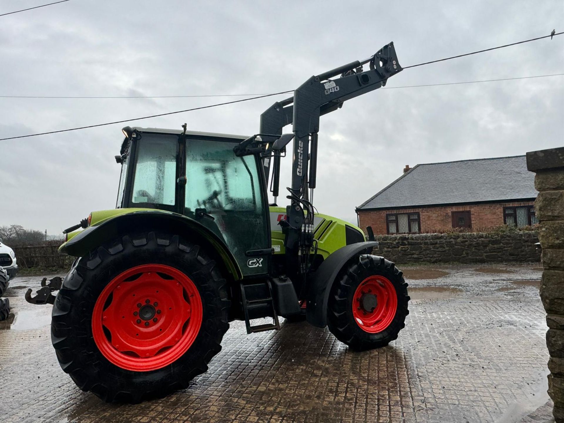 2010 CLASS AXIOS 330CX 92HP PREMIUM TRACTOR WITH QUICKE Q40 FRONT LOADER *PLUS VAT* - Image 18 of 28
