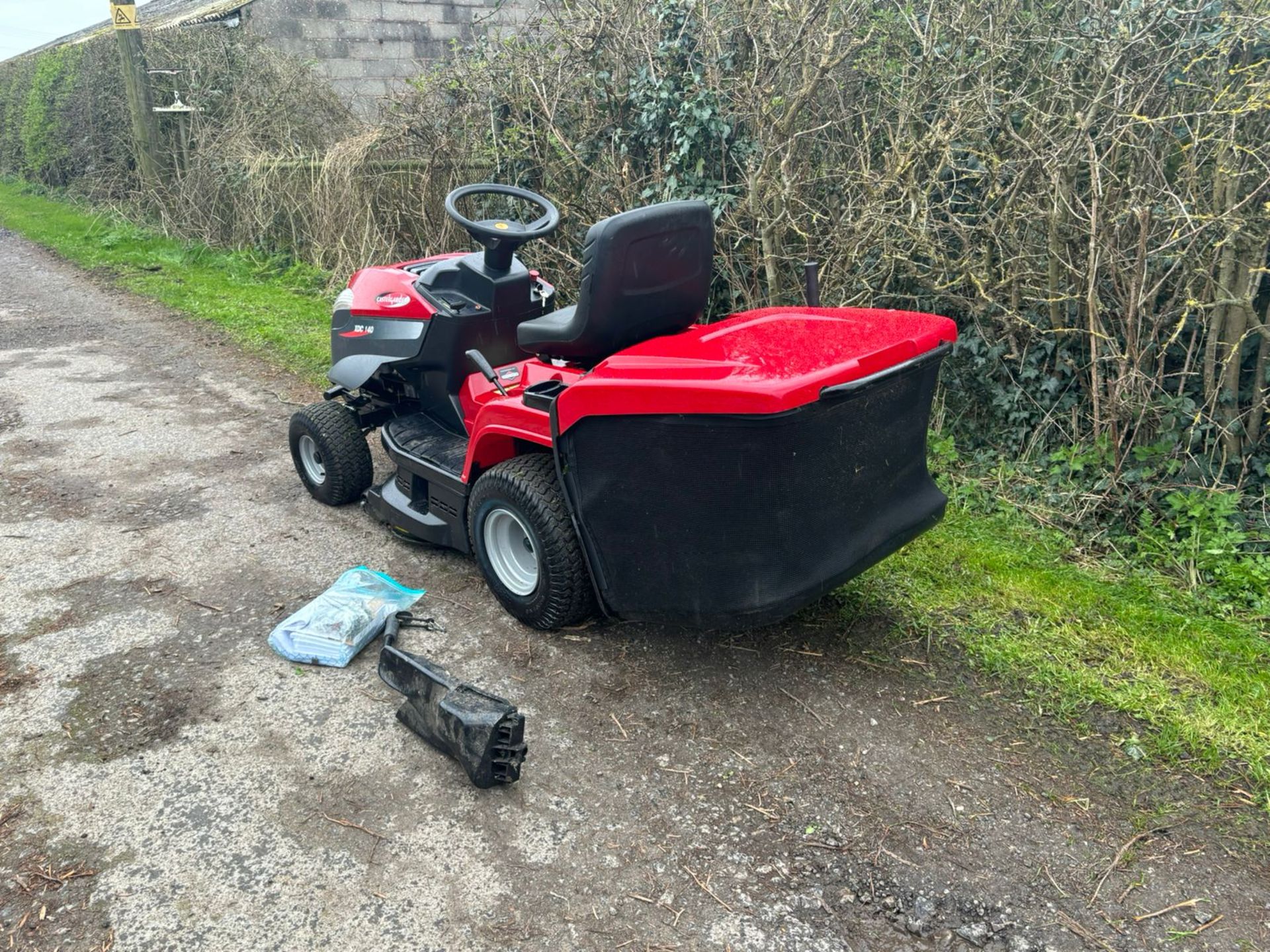 2017 CASTEL GARDEN XDC140 RIDE ON MOWER WITH REAR COLLECTOR *PLUS VAT* - Image 5 of 18