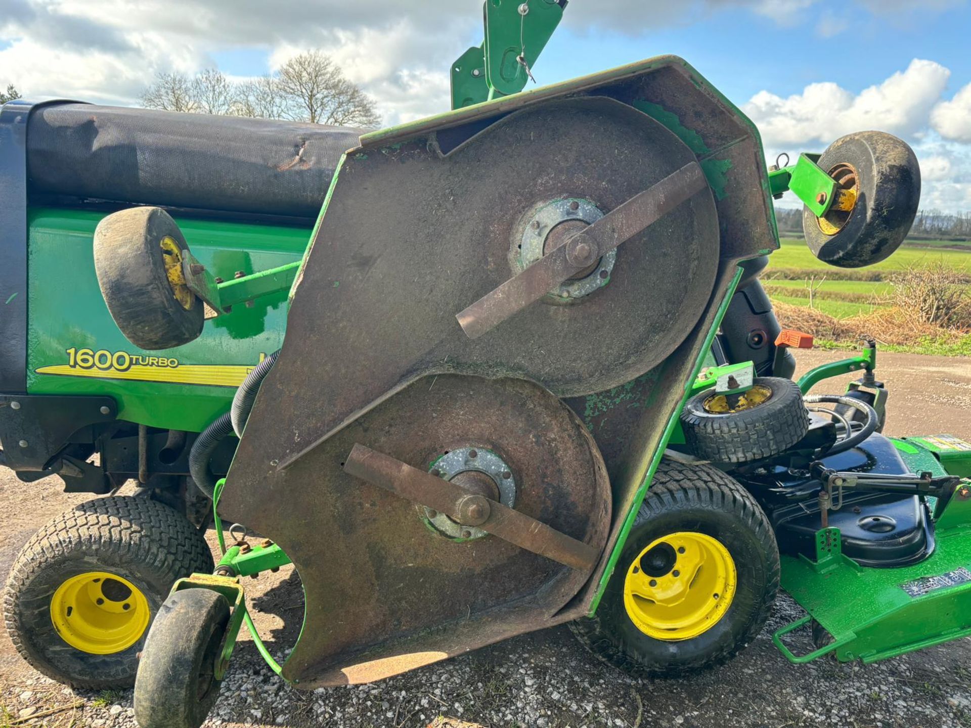 JOHN DEERE WAM1600T 3 GANG ROTARY BATWING MOWER *PLUS VAT* - Image 9 of 18