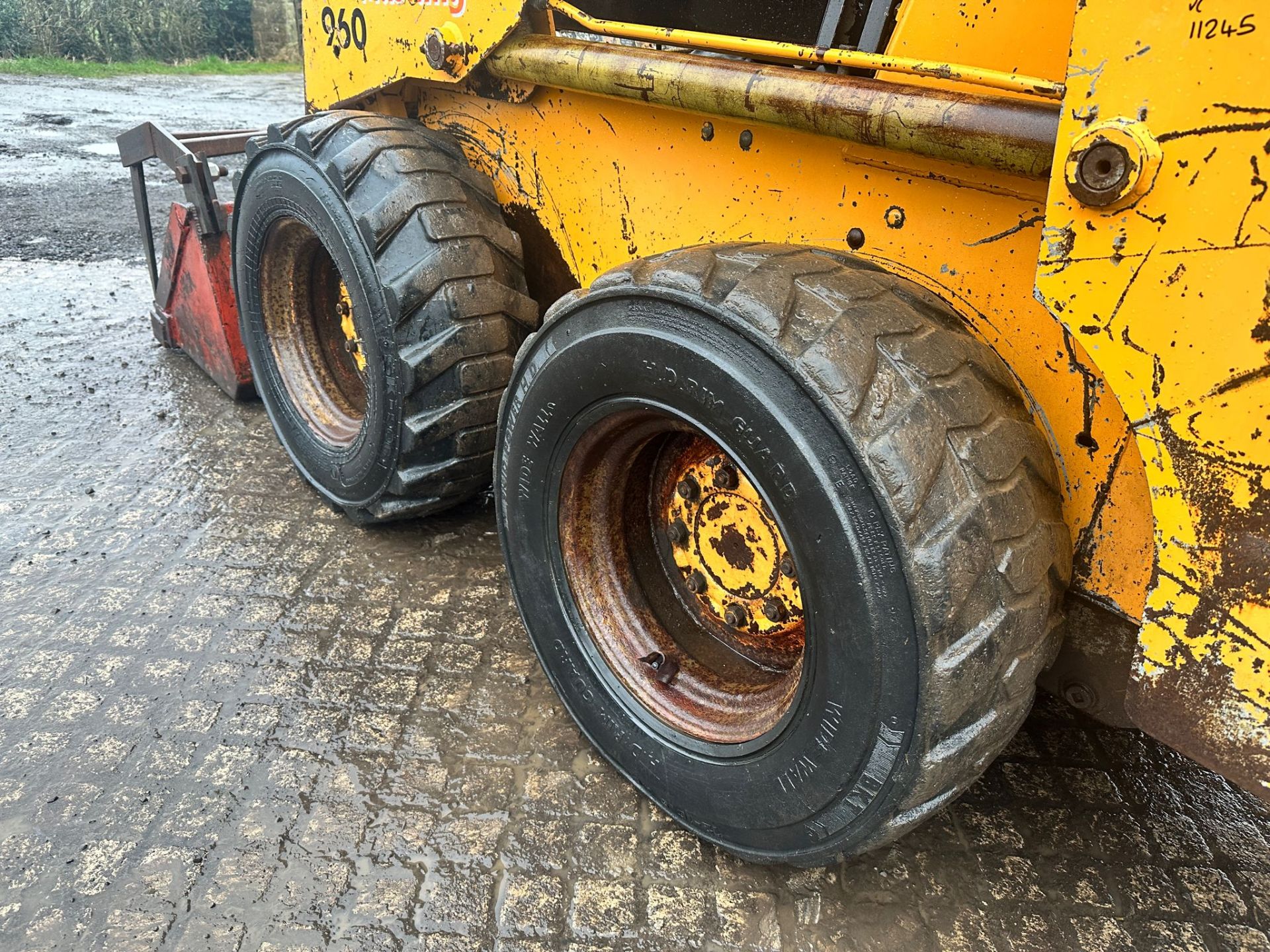 MUSTANG 960 WHEELED SKIDSTEER LOADER WITH MUCK GRAB *PLUS VAT* - Image 10 of 13