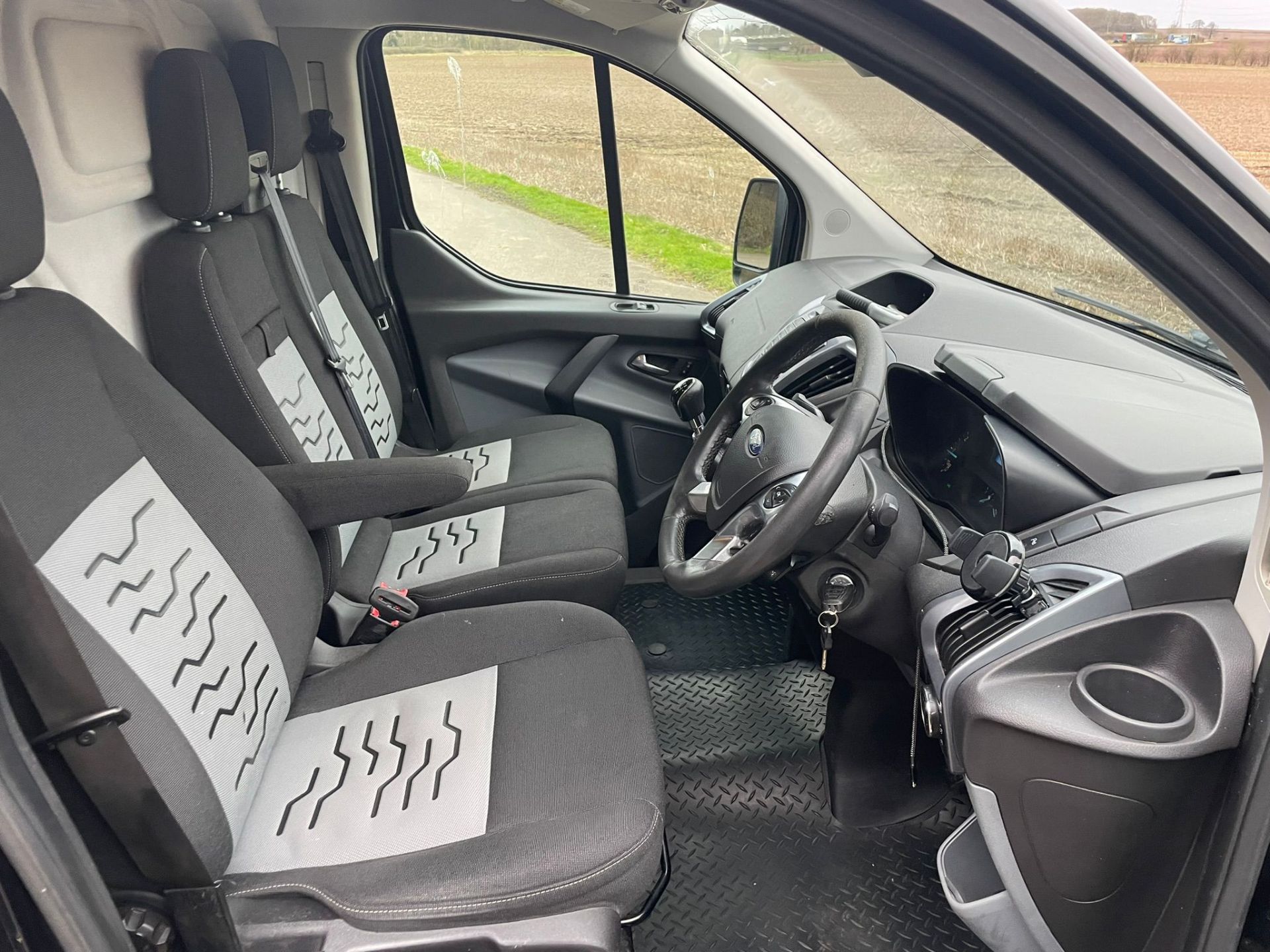 2015 FORD TRANSIT CUSTOM 270 LIMITED ECO-TECH 2.2 DIESEL BLACK PANEL VAN, SHOWING 1 FORMER KEEPER - Image 12 of 13