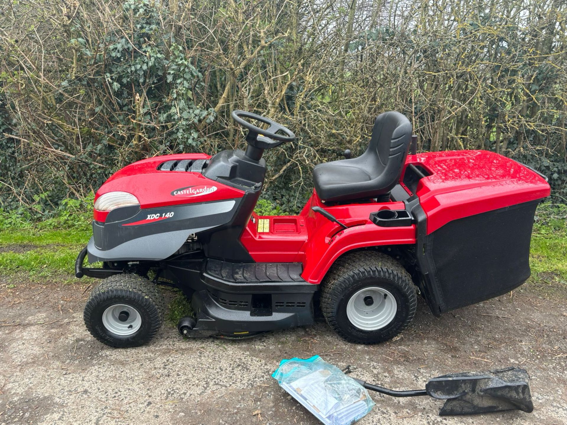 2017 CASTEL GARDEN XDC140 RIDE ON MOWER WITH REAR COLLECTOR *PLUS VAT* - Image 4 of 18