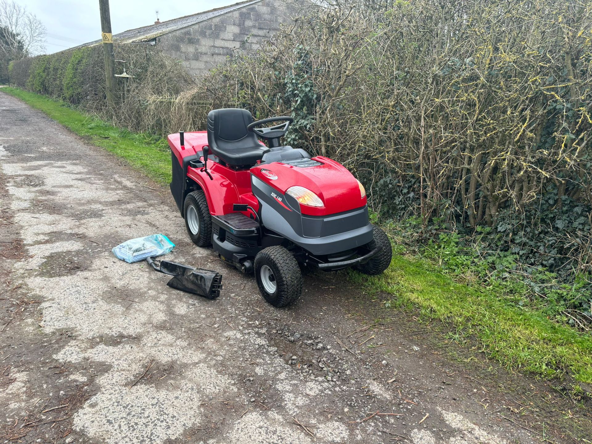 2017 CASTEL GARDEN XDC140 RIDE ON MOWER WITH REAR COLLECTOR *PLUS VAT* - Image 10 of 18