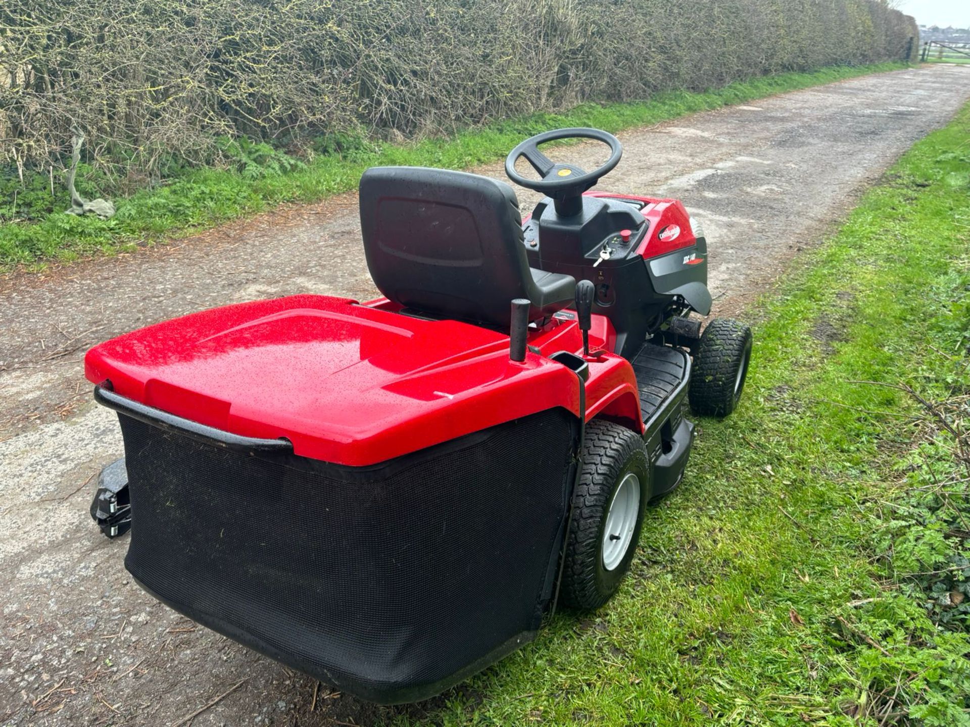 2017 CASTEL GARDEN XDC140 RIDE ON MOWER WITH REAR COLLECTOR *PLUS VAT* - Image 7 of 18