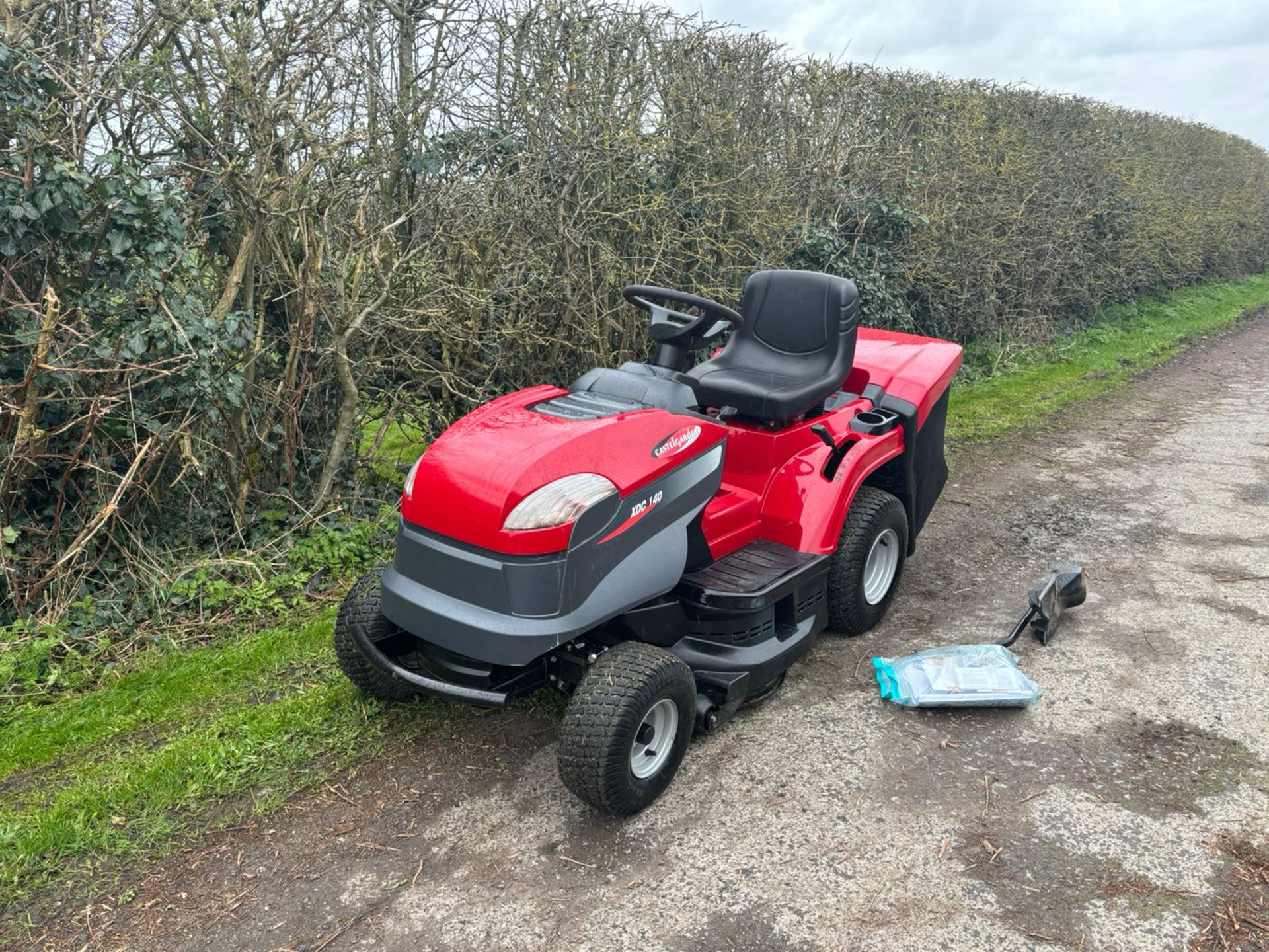 2017 CASTEL GARDEN XDC140 RIDE ON MOWER WITH REAR COLLECTOR *PLUS VAT* - Image 3 of 18