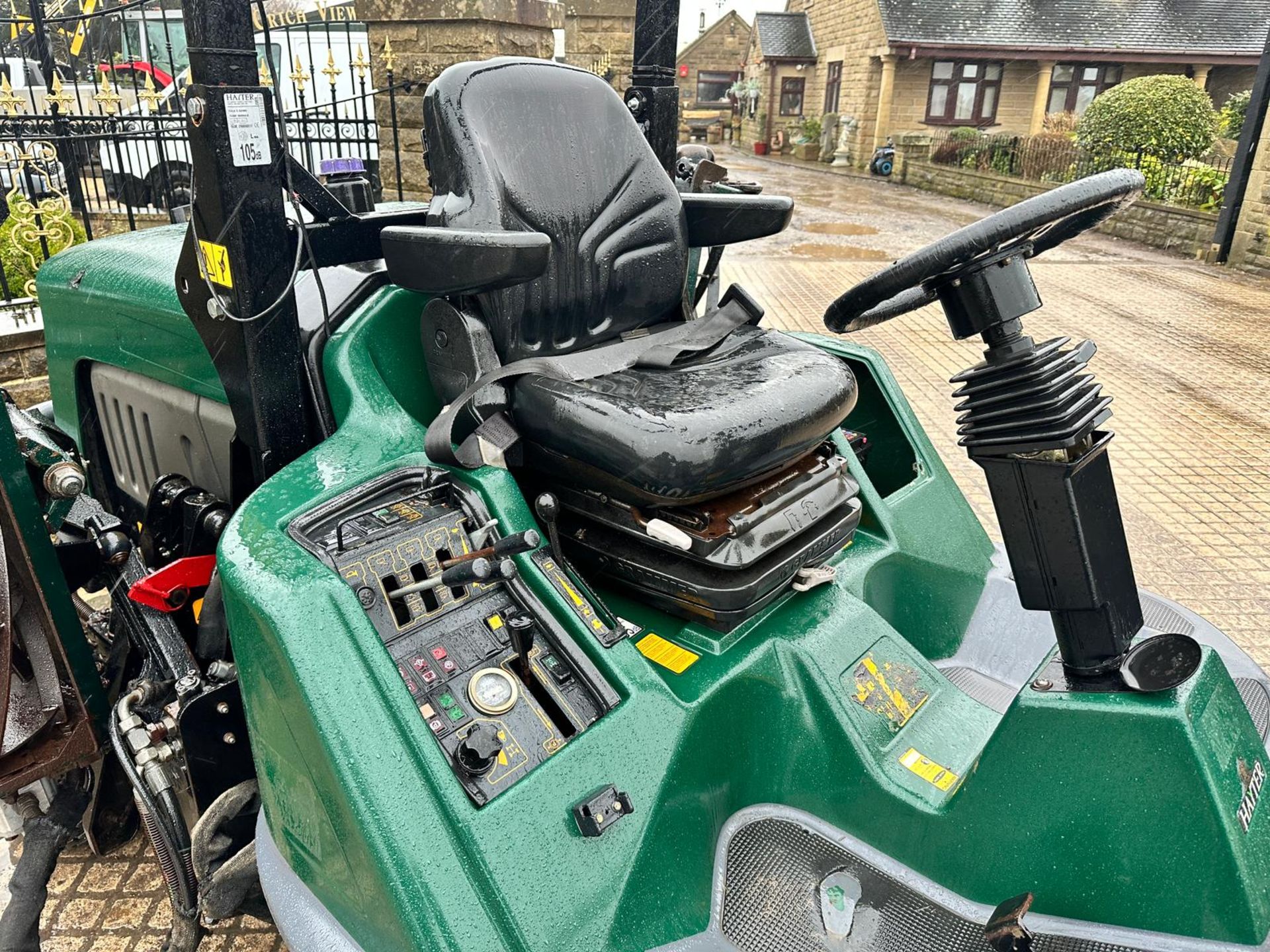 2009 HAYTER T424 4WD 5 GANG RIDE ON CYLINDER MOWER *PLUS VAT* - Image 15 of 18