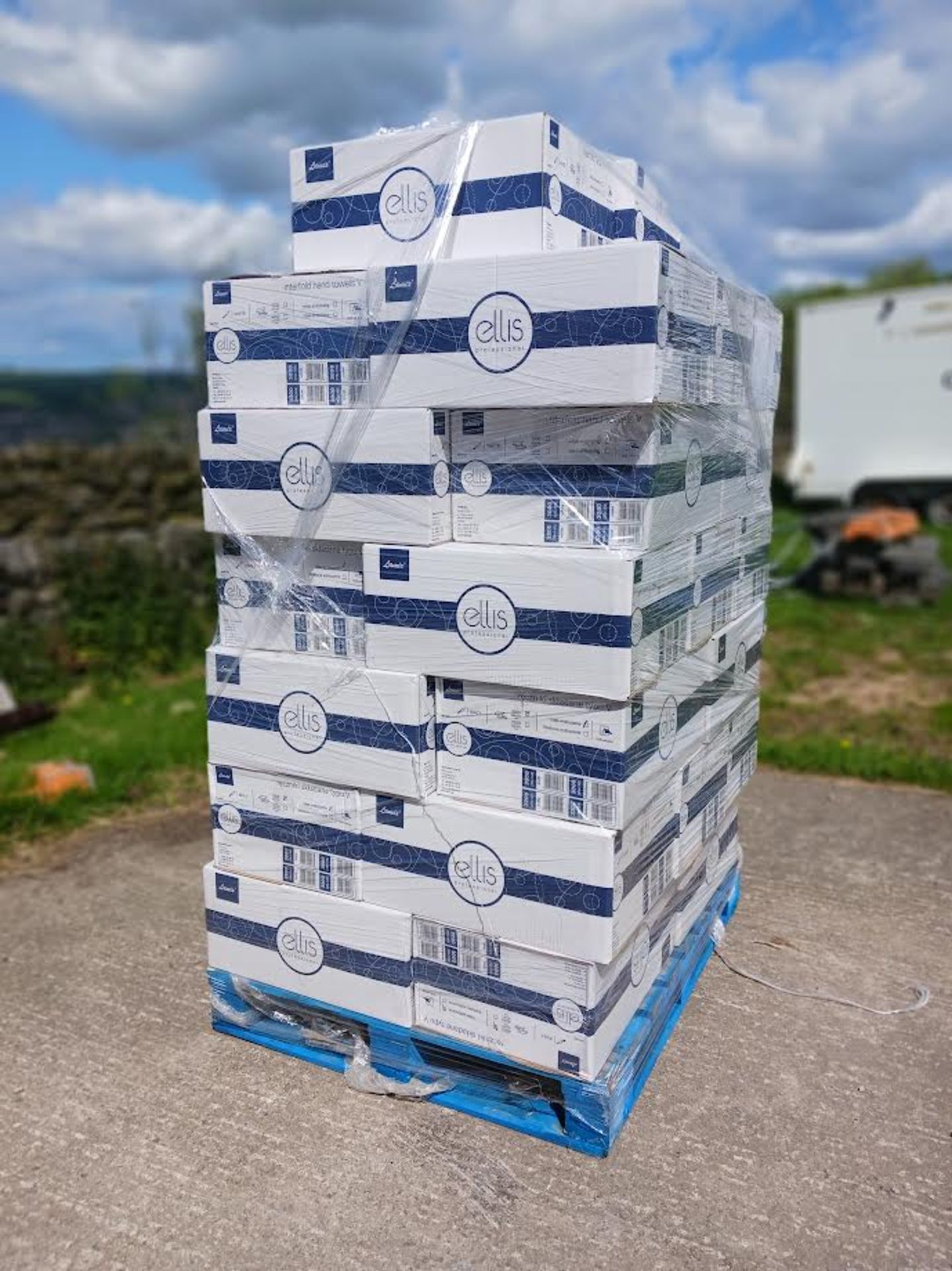 1 x Pallet of 36 boxes of 3000 Paper Towels *NO VAT* - Bild 2 aus 2