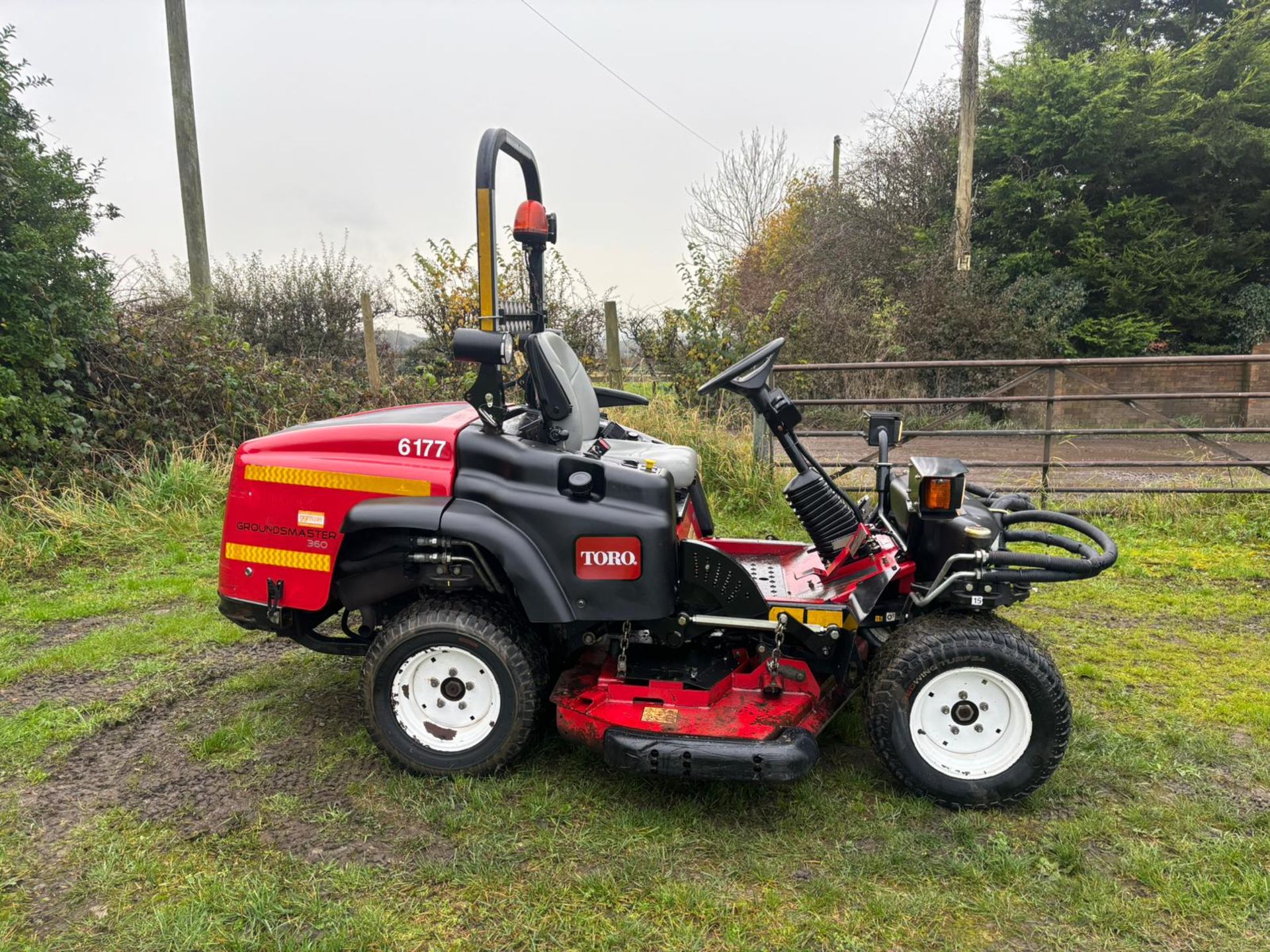 JJ -2014 TORO GROUNDMASTER 360 RIDE ON LAWN MOWER *PLUS VAT* RUNS DRIVES AND CUTS 4 WHEEL STEER - Image 9 of 14