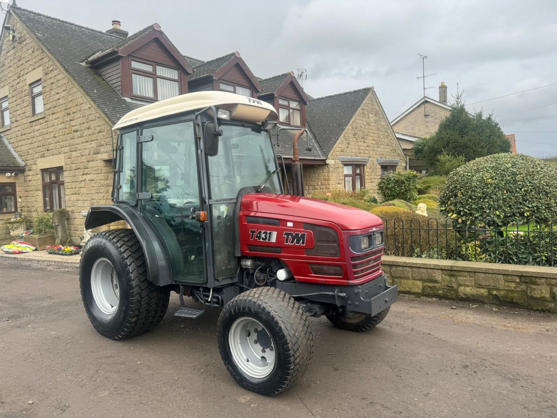 TYM T431 43HP 4WD MID SIZE TRACTOR *PLUS VAT* - Image 2 of 20