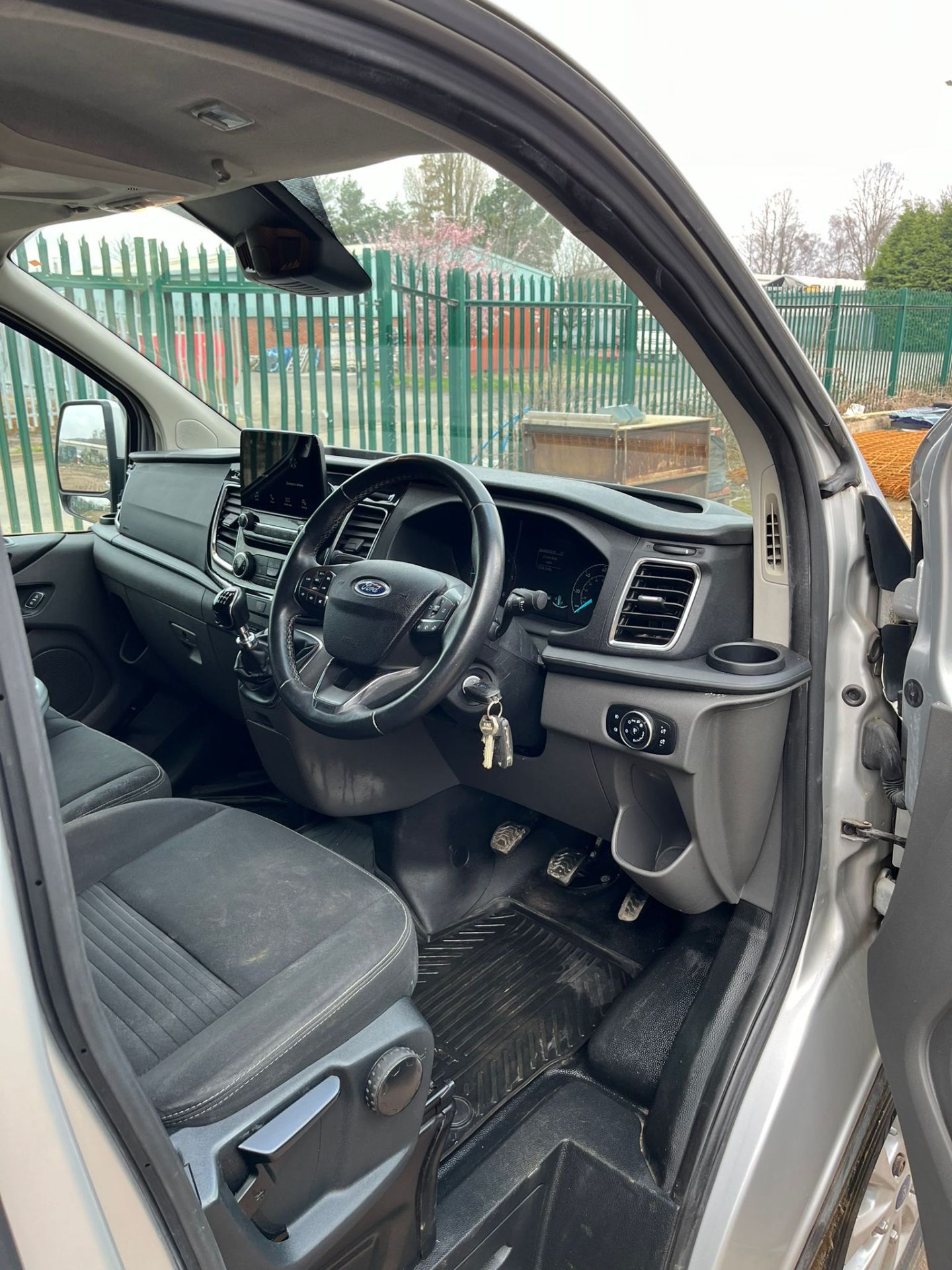 2018/68 REG FORD TRANSIT CUSTOM 300 LIMITED 2.0 DIESEL SILVER PANEL VAN, SHOWING 1 FORMER KEEPER - Image 11 of 12