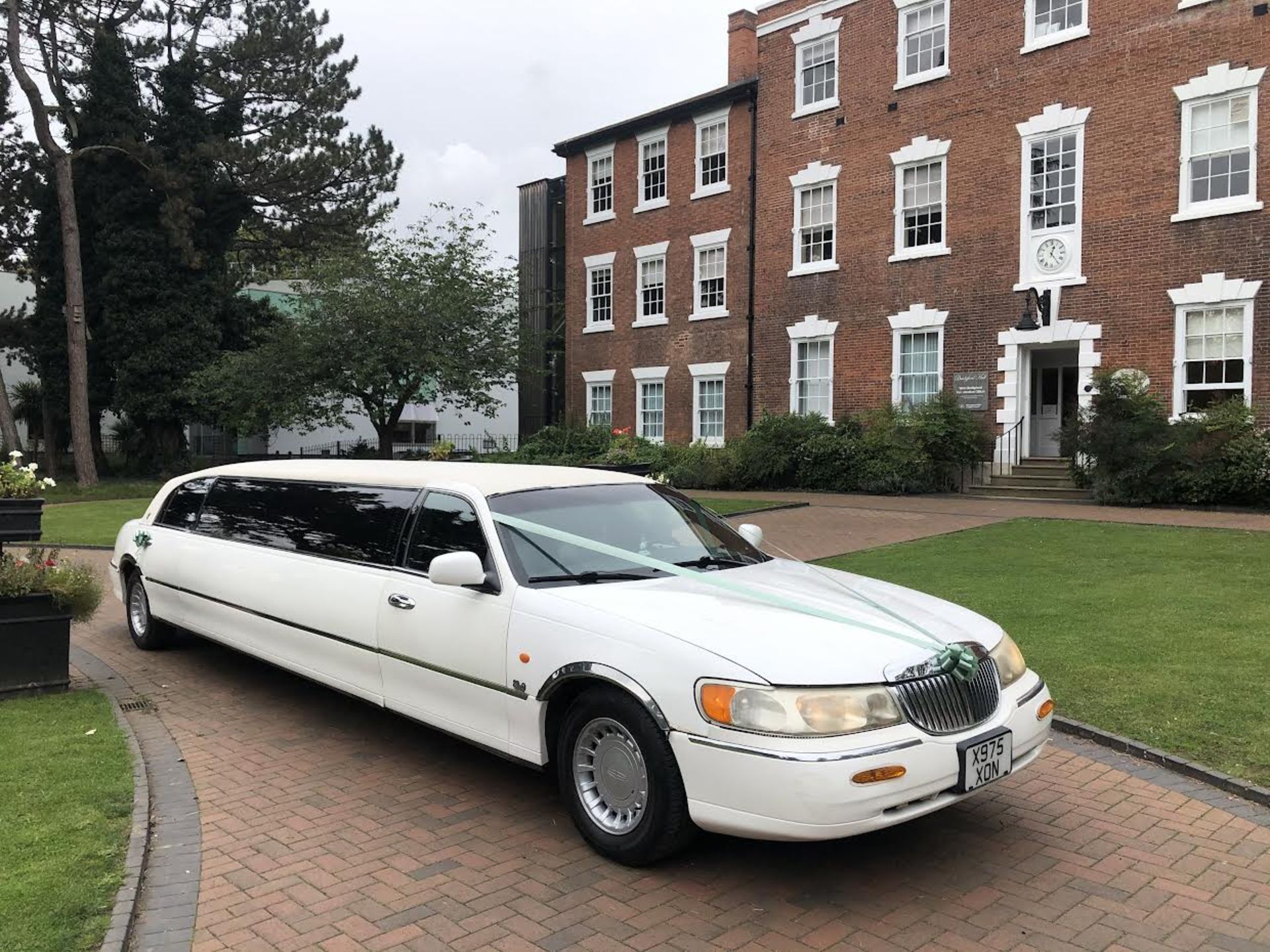 2001 LINCOLN TOWN CAR AUTO WHITE 10 SEATER LIMOUSINE WEDDING CAR *NO VAT* - Image 8 of 17