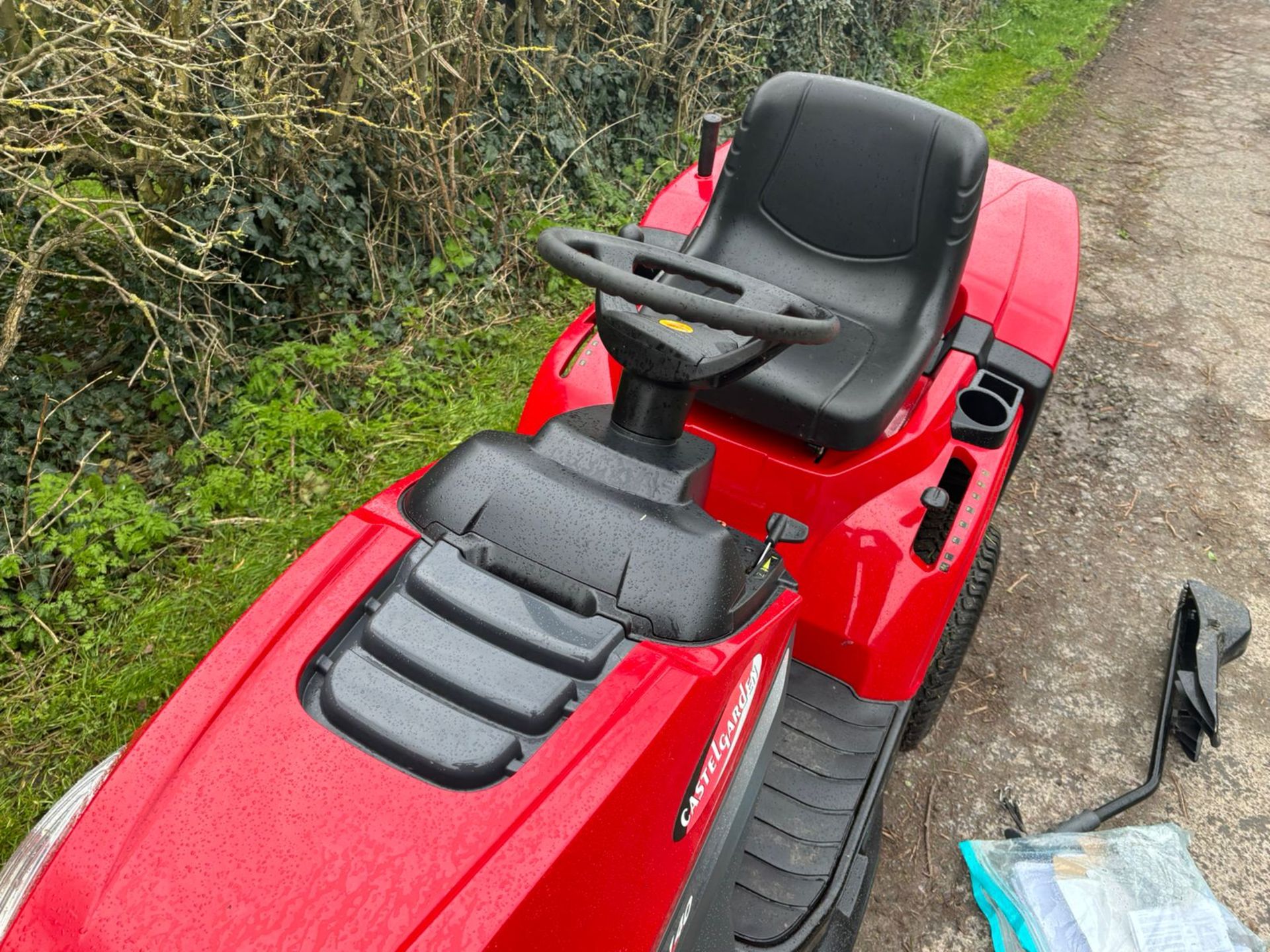 2017 CASTEL GARDEN XDC140 RIDE ON MOWER WITH REAR COLLECTOR *PLUS VAT* - Image 13 of 18