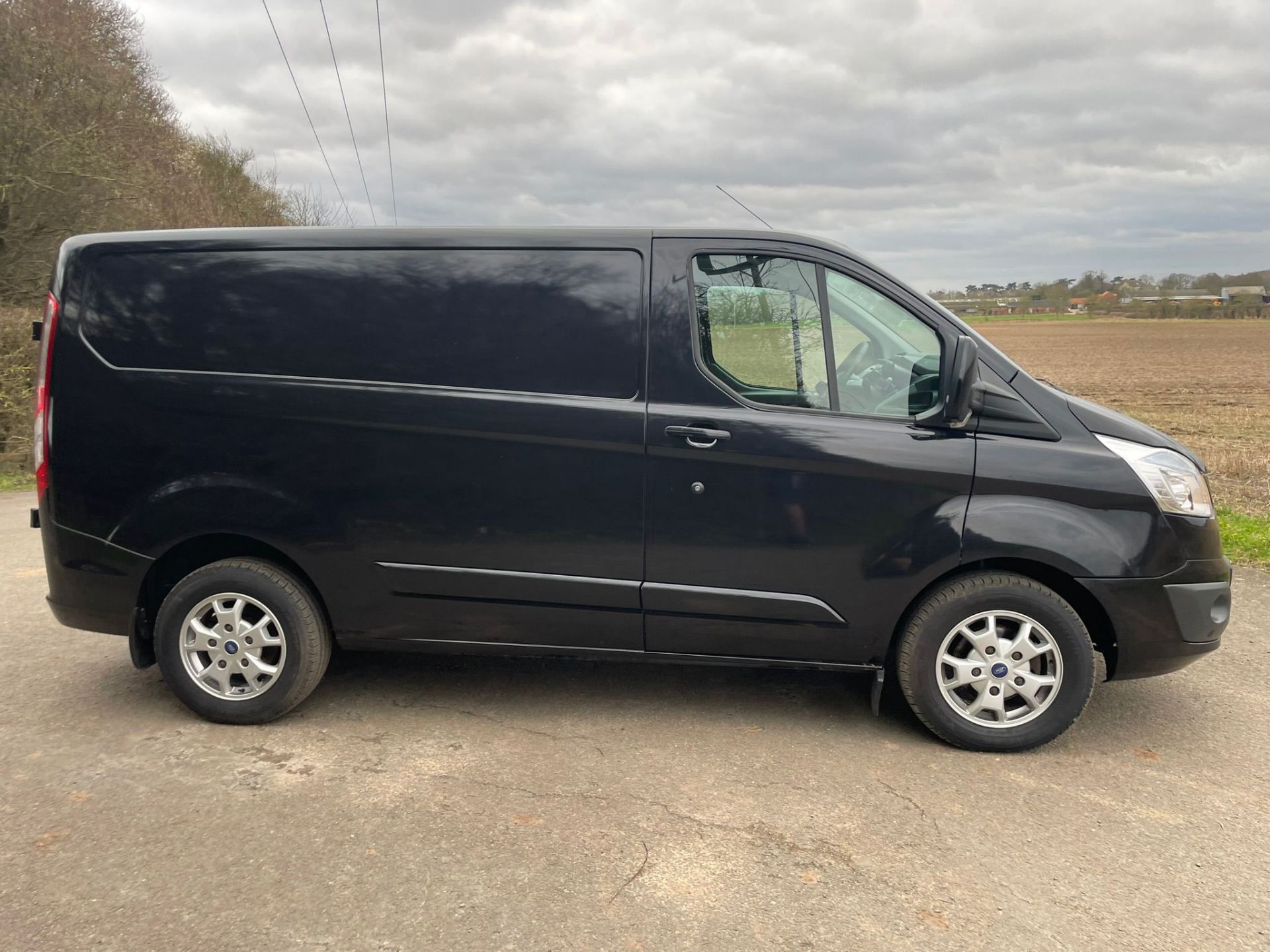 2015 FORD TRANSIT CUSTOM 270 LIMITED ECO-TECH 2.2 DIESEL BLACK PANEL VAN, SHOWING 1 FORMER KEEPER - Image 8 of 13