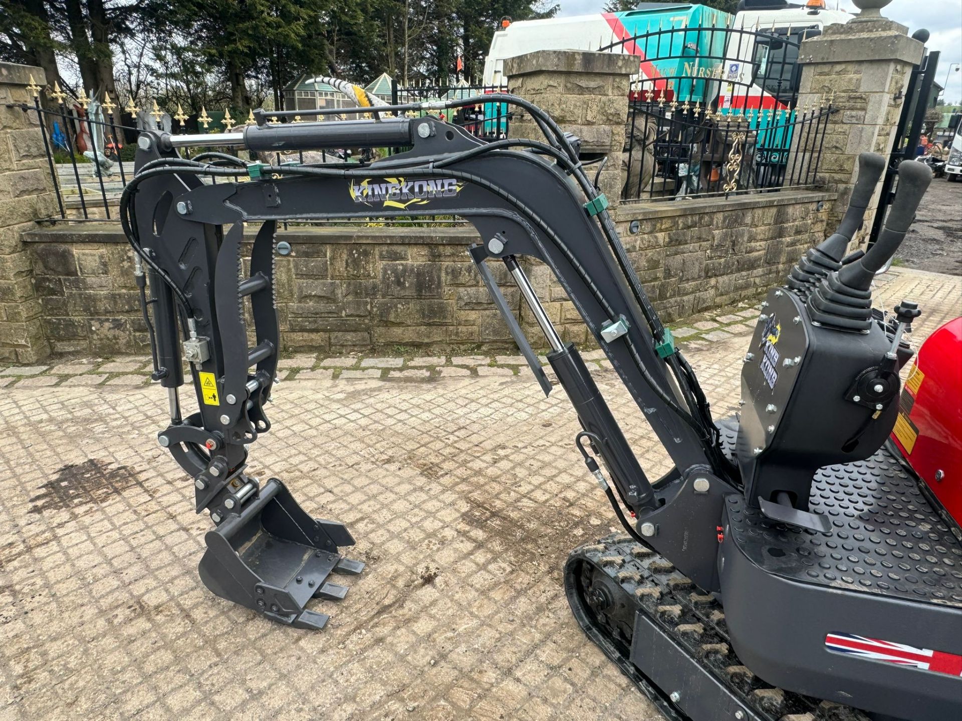 NEW/UNUSED 2024 KINGKONG K12 MINI EXCAVATOR WITH MANUAL THUMB GRAB ATTACHMENT *PLUS VAT* - Image 7 of 12