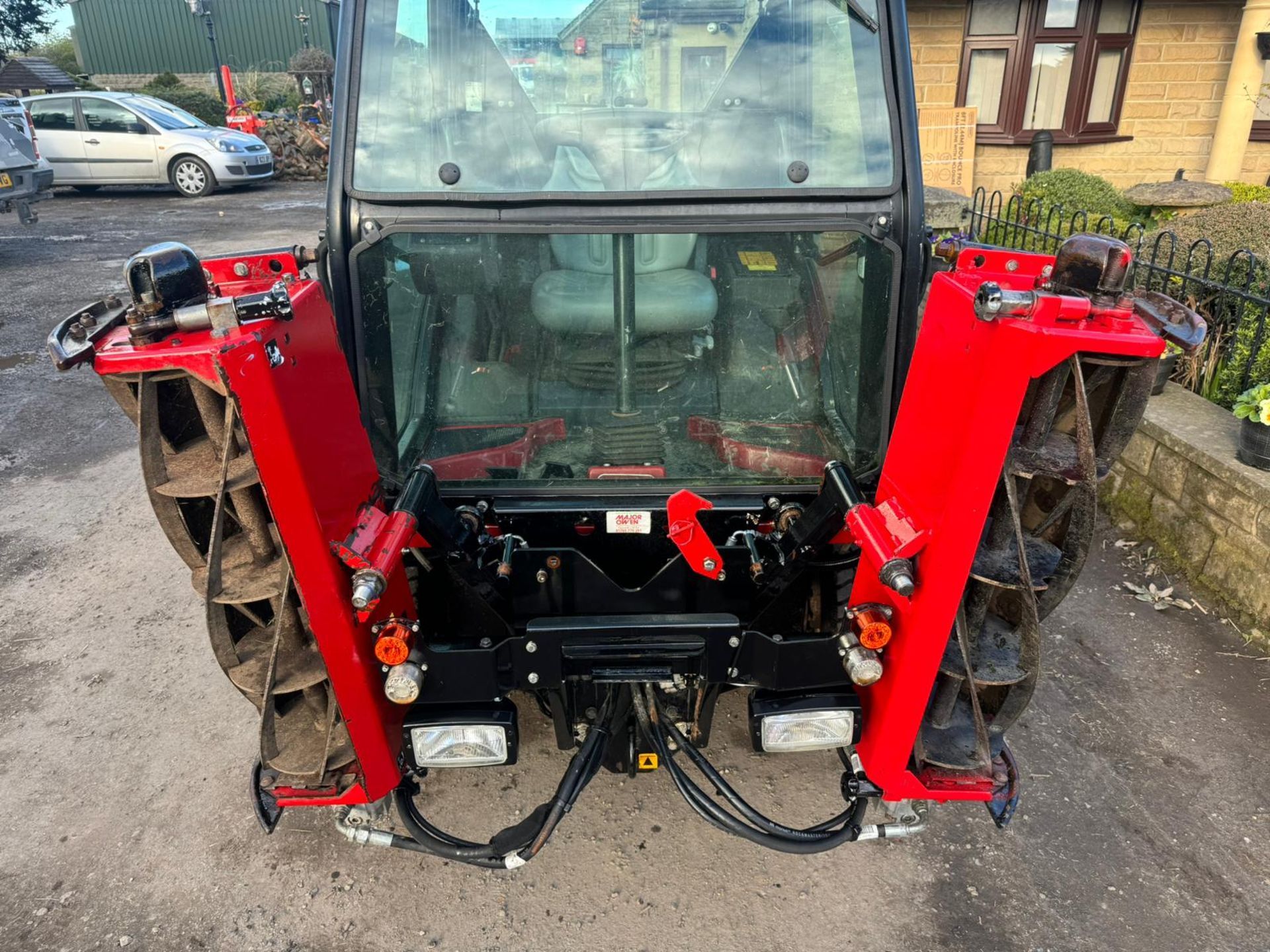 2016 TORO LT3340 4WD 3 GANG RIDE ON CYLINDER MOWER WITH CAB AND AIR CON *PLUS VAT* - Image 4 of 18