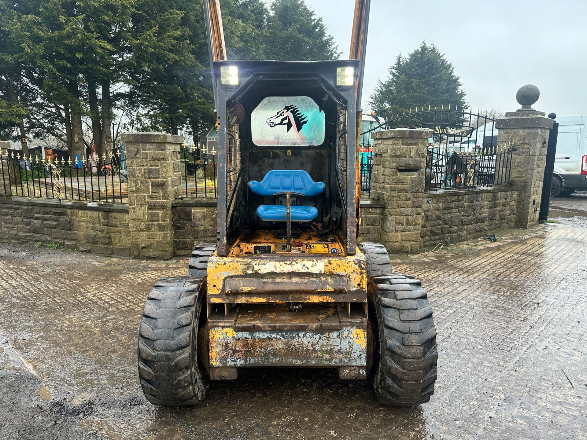 MUSTANG 960 WHEELED SKIDSTEER LOADER WITH MUCK GRAB *PLUS VAT* - Image 2 of 13