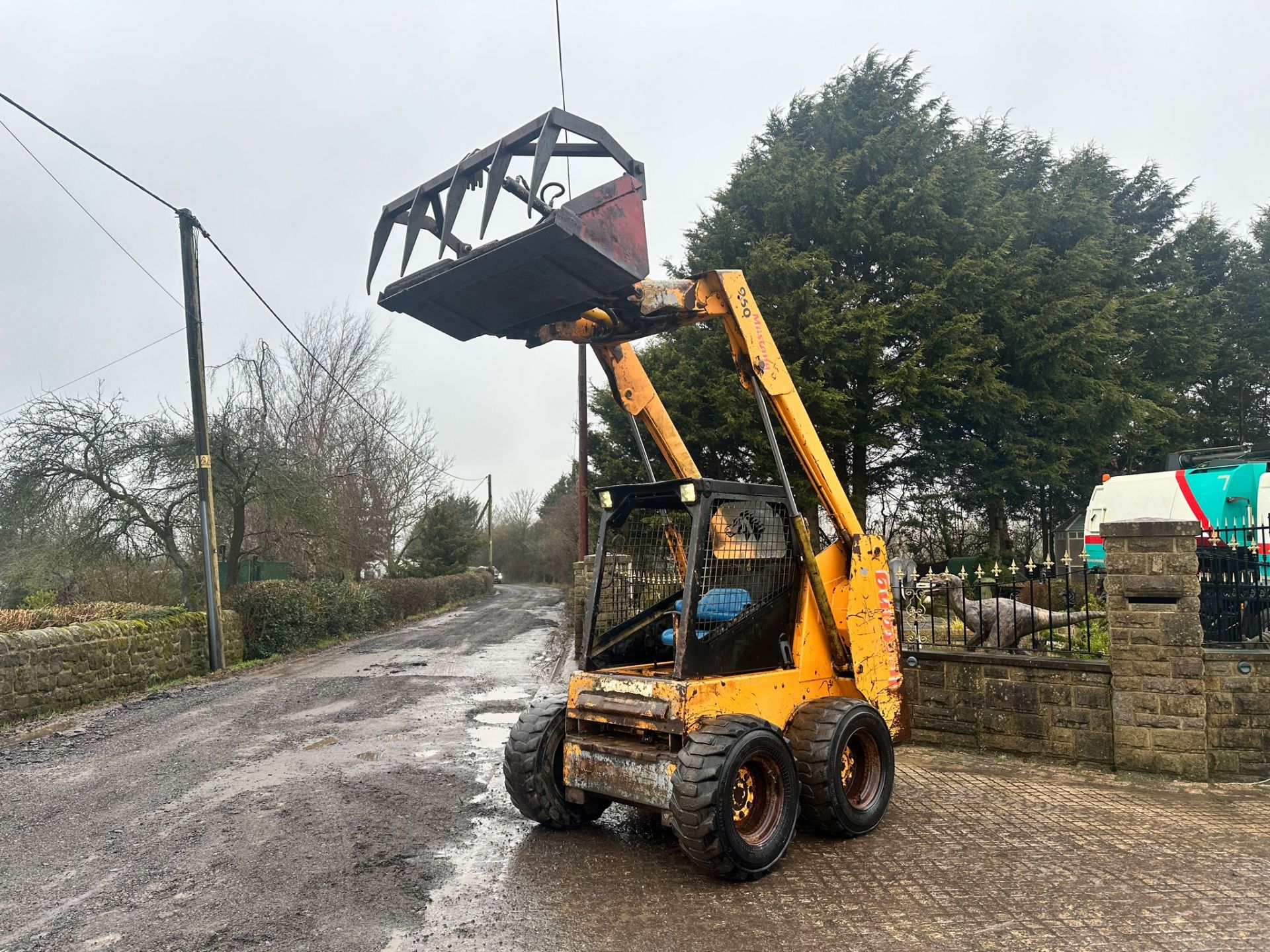 MUSTANG 960 WHEELED SKIDSTEER LOADER WITH MUCK GRAB *PLUS VAT* - Image 6 of 13