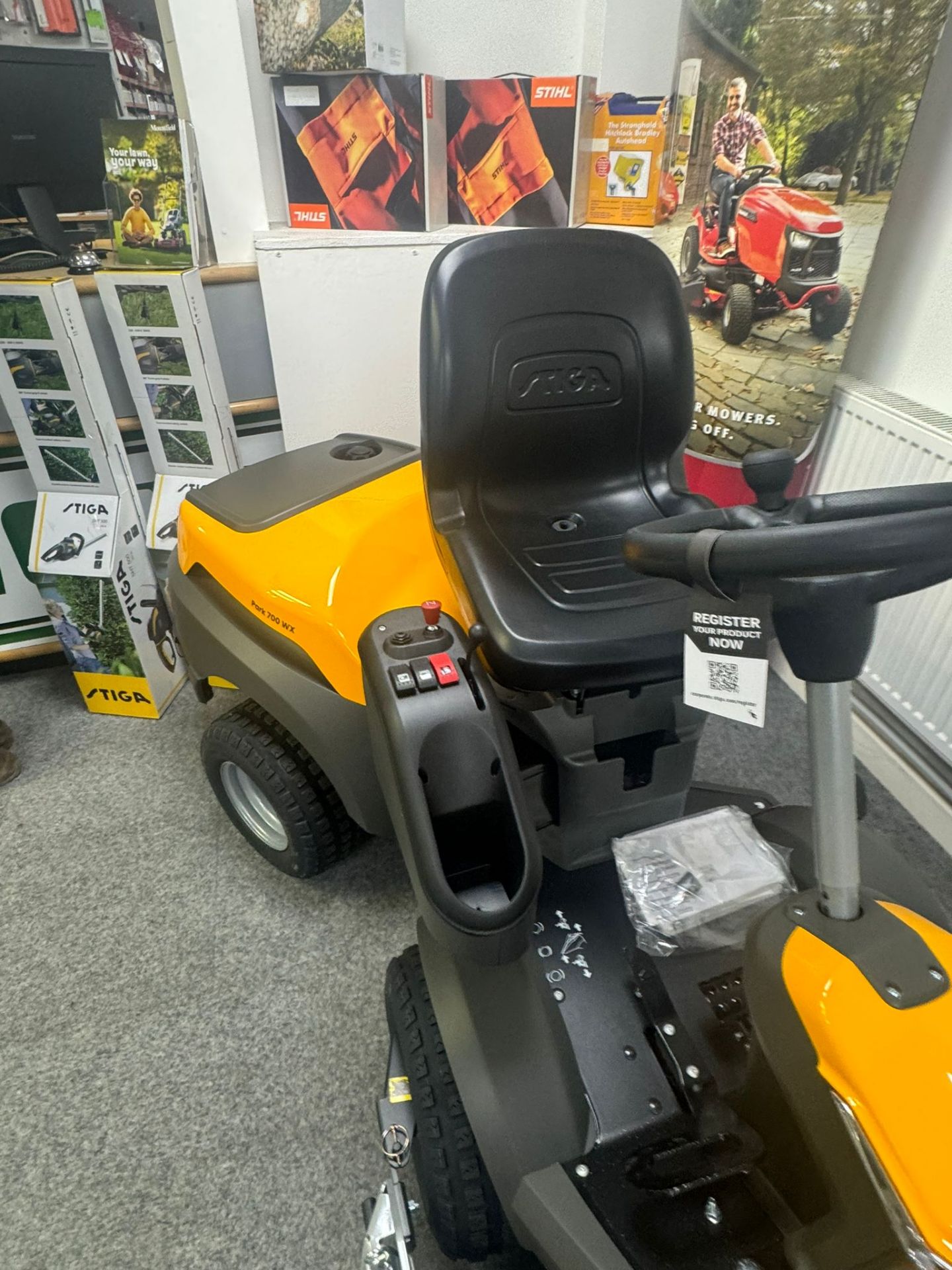 NEW/UNUSED STIGA PARK 700 WX RIDE ON LAWN MOWER 4X4 OUT FRONT *PLUS VAT* - Image 7 of 16