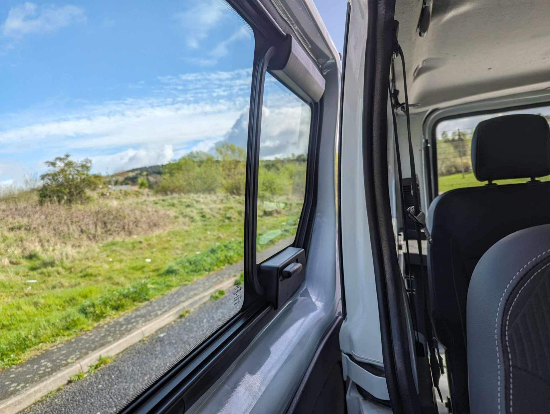 2017/17 REG RENAULT TRAFIC LL29 SPORT ENERGY DCI 1.6 DIESEL 9 SEATER VAN, SHOWING 1 FORMER KEEPER - Image 16 of 24