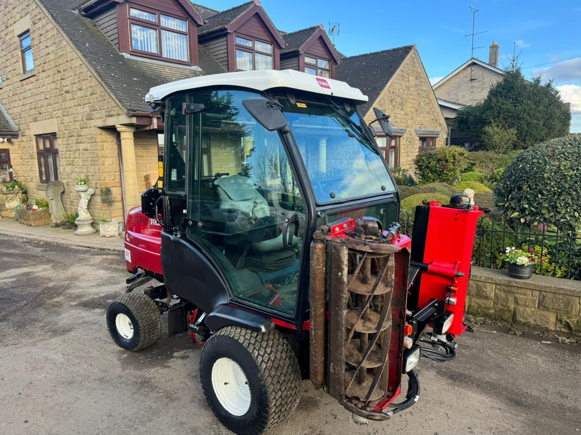 2016 TORO LT3340 4WD 3 GANG RIDE ON CYLINDER MOWER WITH CAB AND AIR CON *PLUS VAT* - Image 5 of 18