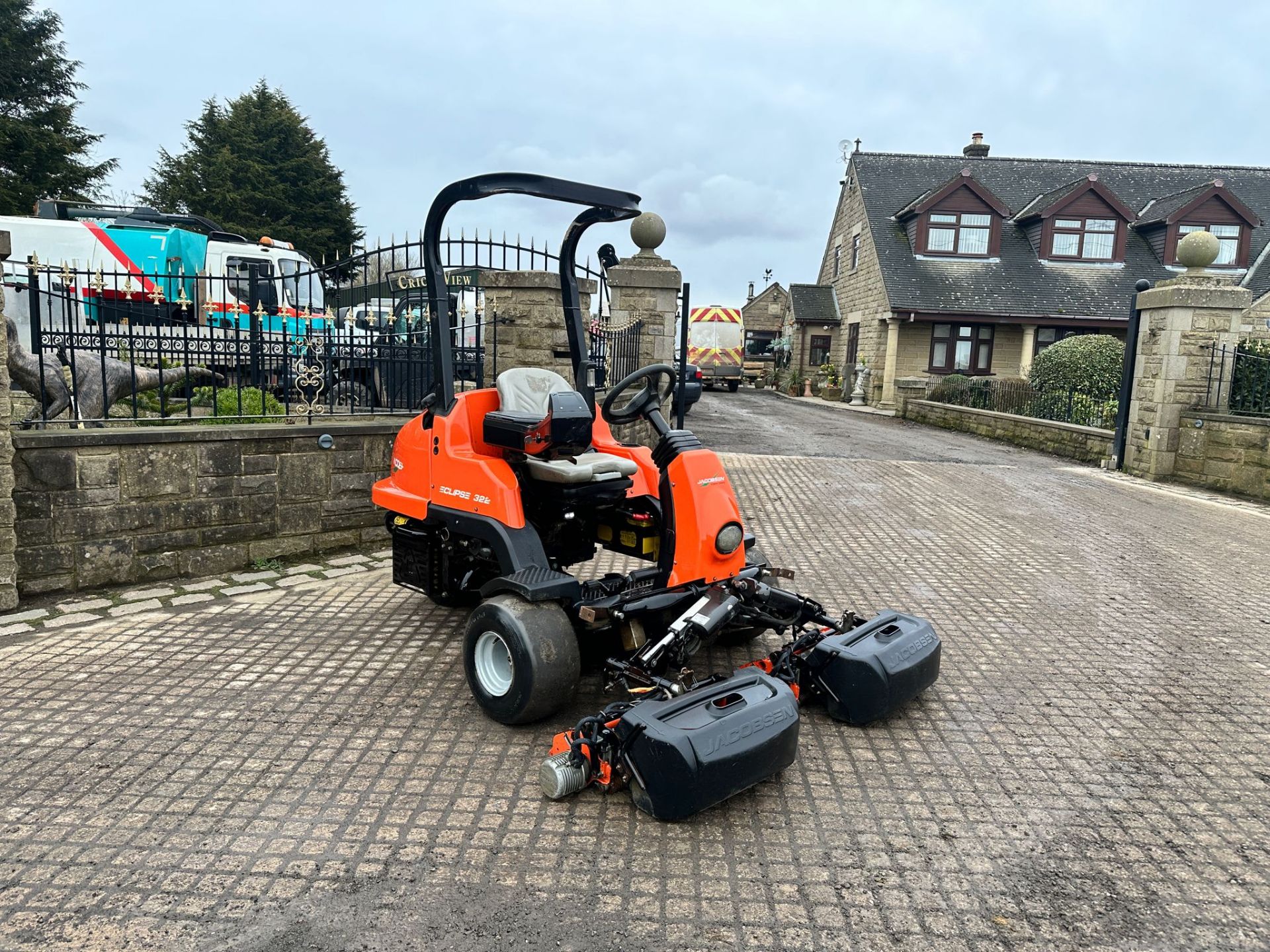 2017 JACOBSEN ECLIPSE 322 3WD HYBRID 3 GANG CYLINDER MOWER WITH GRASS BOXES *PLUS VAT*