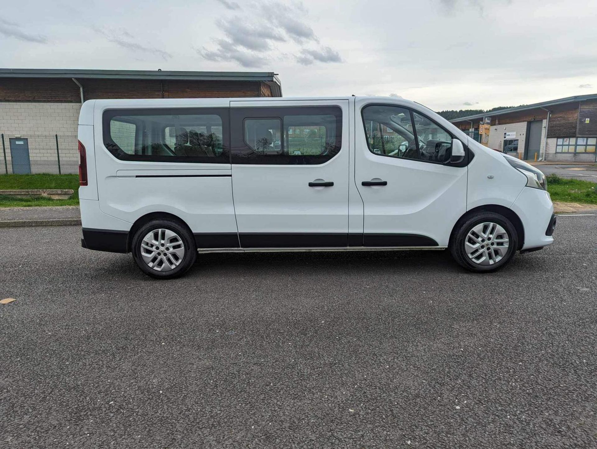 2017/17 REG RENAULT TRAFIC LL29 SPORT ENERGY DCI 1.6 DIESEL 9 SEATER VAN, SHOWING 1 FORMER KEEPER - Image 2 of 24