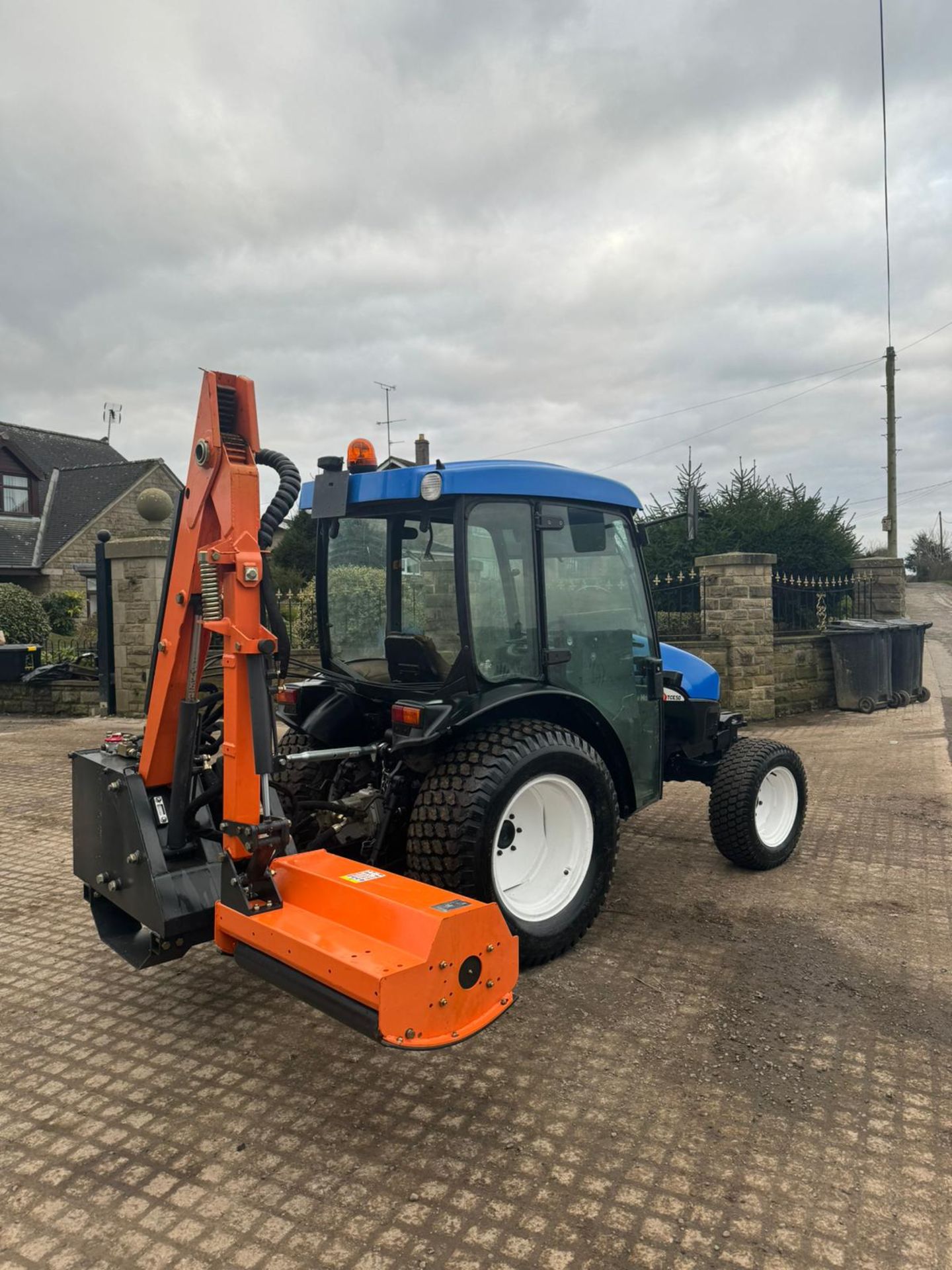 NEW HOLLAND TCE50 COMPACT TRACTOR WITH HEDGE CUTTER 50 HP TRACTOR *PLUS VAT* - Image 3 of 26