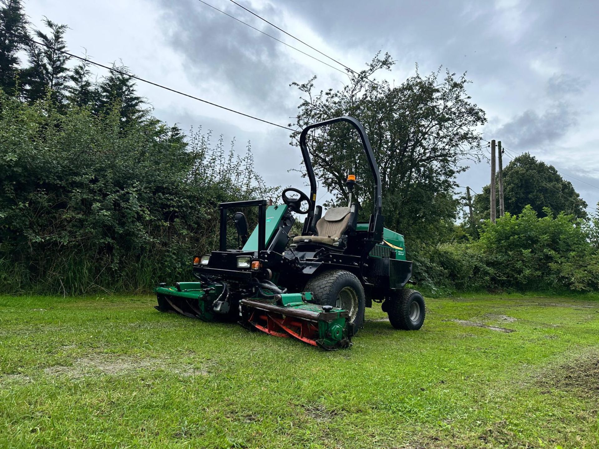 2010 RANSOMES PARKWAY 2250 PLUS 4WD 3 GANG CYLINDER MOWER *PLUS VAT* - Image 2 of 19