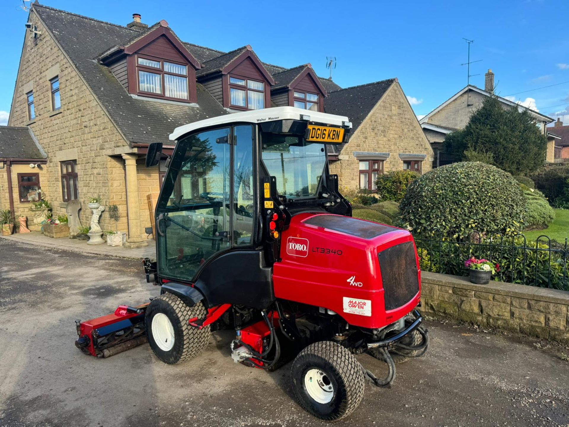 2016 TORO LT3340 4WD 3 GANG RIDE ON CYLINDER MOWER WITH CAB AND AIR CON *PLUS VAT* - Image 6 of 18