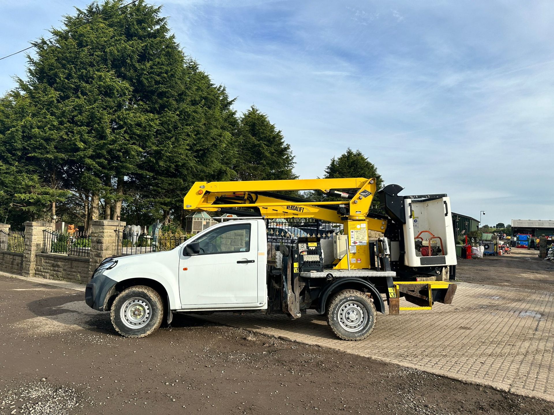 2014/64 ISUZU D-MAX S/C 2.5 TWIN TURBO 4WD PICKUP TRUCK WITH VERSALIFT CHERRY PICKER *PLUS VAT* - Image 4 of 30