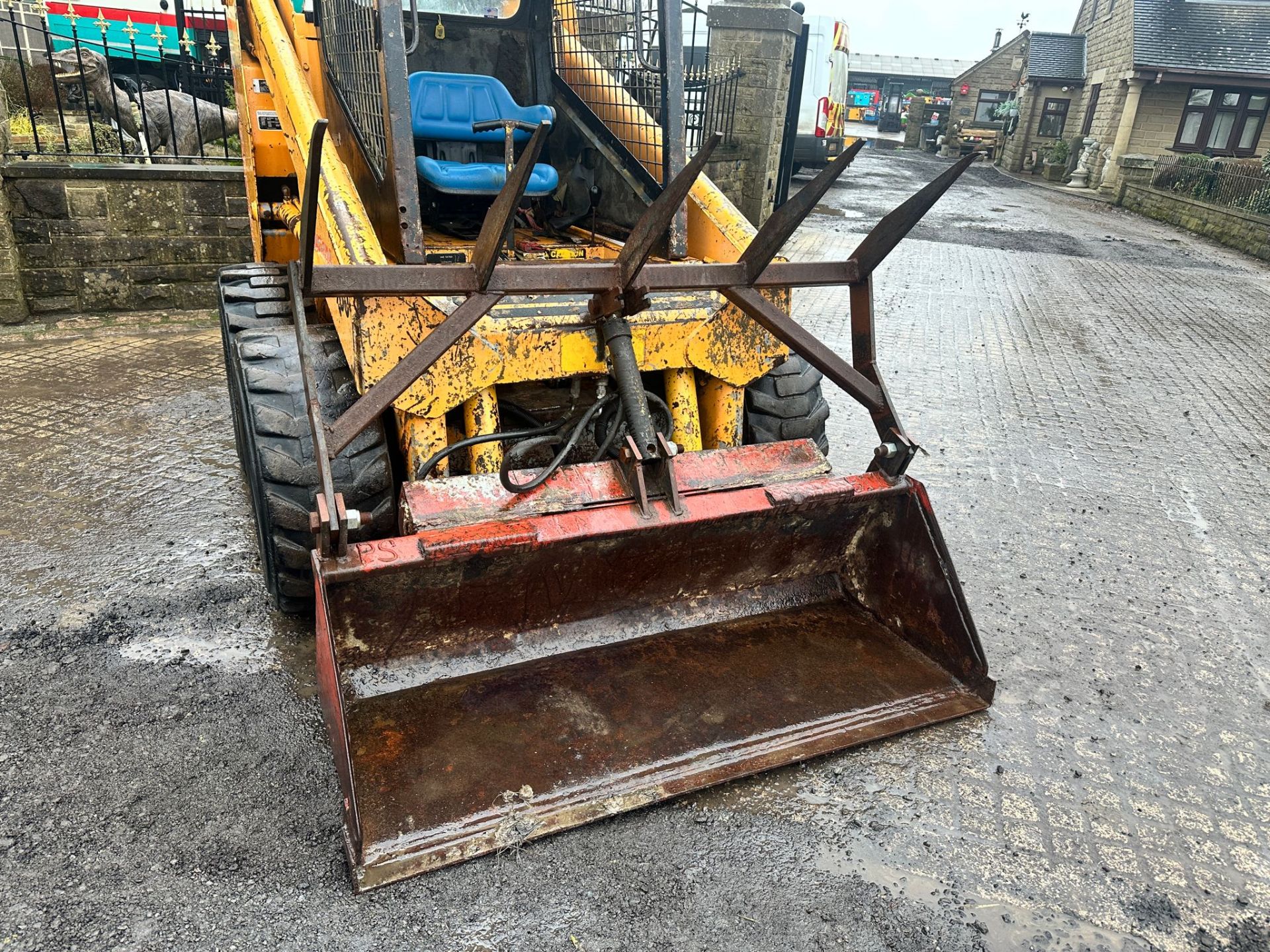 MUSTANG 960 WHEELED SKIDSTEER LOADER WITH MUCK GRAB *PLUS VAT* - Image 3 of 13